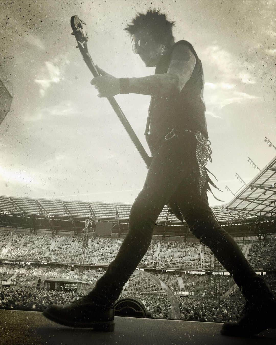 レイチェル・ボランさんのインスタグラム写真 - (レイチェル・ボランInstagram)「It’s what I do. #bass #bassist #stage #austria #unitedworldrebellion #2019 @officialskidrow #lifer 📸 @caseabeer」7月25日 13時06分 - officialrachelbolan