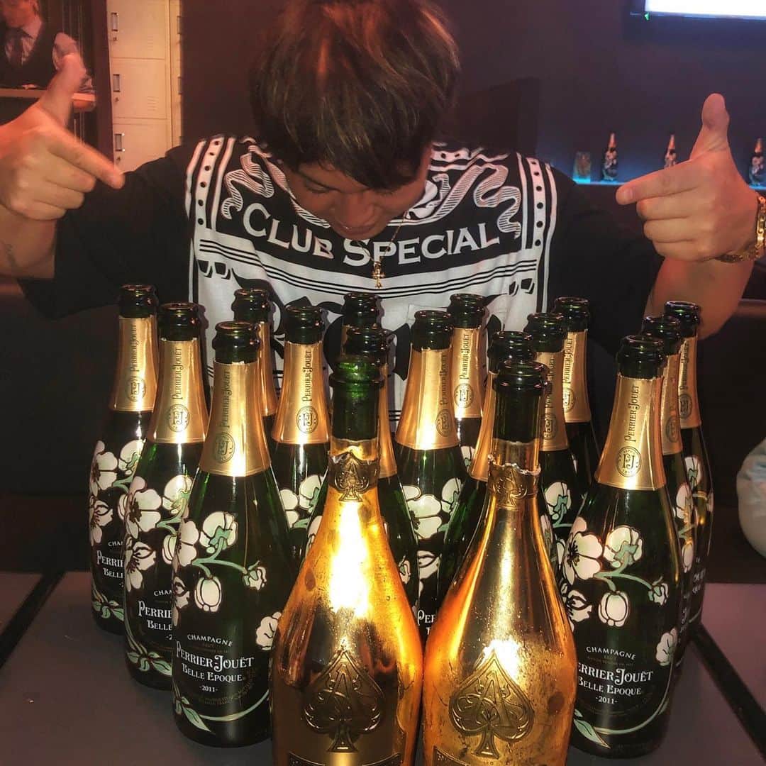 武元 裕太郎のインスタグラム：「飲みすぎたやつ🥴🍾✨ でも酔わない。 酒昔はシャンパン🥂グラス一杯も飲めなかった人間なのは内緒🤫 7.8月一気に仕事も突き抜けるぞ🔥 #東京#大阪#名古屋#福岡#港区女子#港区男子#渋谷#恵比寿#六本木#EA#副収入#副業#在宅ワーク#隙間時間#投資#FXトレーダー#脱サラ#資産運用#投資信託#為替取引#主婦副業#不労収入#個人投資家#夢#収入源#旅行#自由な時間#せどり#物販#自己投資」