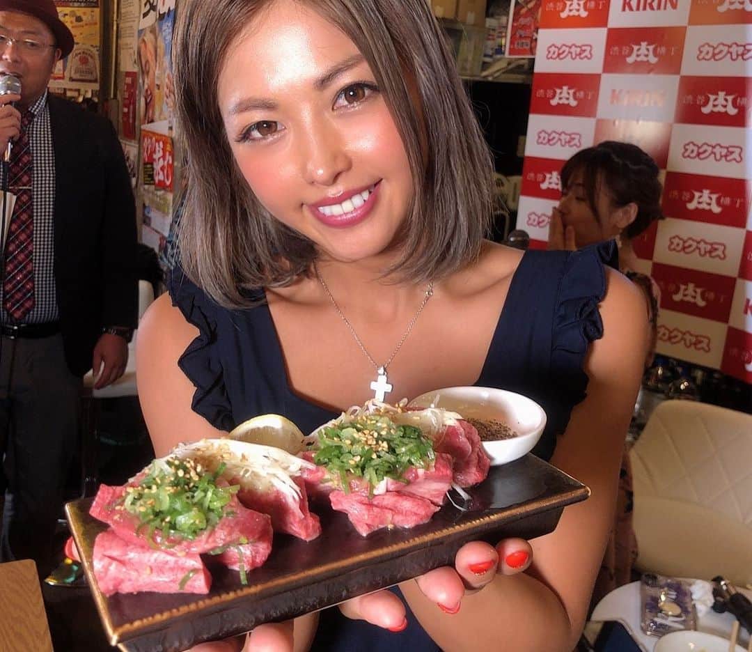 あおい夏海さんのインスタグラム写真 - (あおい夏海Instagram)「こんにちは💓 昨日は渋谷の肉横丁で、 インフルエンサーブラットフォーム夢の夏の祭典に参加してきました！！ るみちゃん、はなちゃん、さきちゃんと🍒 . 安田大サーカスのクロちゃんさんに、みんなでインスタ映えのコツなどをレクチャーしたり、肉横丁インスタ映えメニューを選んだり、お肉料理を食べたり💓 お肉料理どのお店も本当に美味しかったーー😍💓💓 . ワイワイ楽しかったです(o^^o) . 肉横丁は男女の出会いの場としても有名🎵 この夏出会いを求めてる人も、そうでない人も、渋谷肉横丁で楽しく夏を満喫だぁ！！笑笑 . そして！！ インスタグラマーのみなさんに朗報です！！🔥🔥 渋谷肉横丁で7/16~8/31の期間、 フォロワー1万人以上インスタグラマーの人は一投稿でお会計5000円引きになります！！ 1万人フォロワー以下の人は一投稿でドリンク一杯無料！！ @shibuya.nikuyokocho @core_influencers_official をフォローとタグ付けして、 #肉横〇〇〇 #coreインフルエンサー  このふたつをハッシュタグつけてね🌼✌️ . 私もお酒は飲まないけど お肉を食べに、この夏肉横丁に繰り出しちゃうぞー💕😆 . #肉横丁 #渋谷 #渋谷肉横丁 #インフルエンサー #イベント #shibuya #夏の祭典 #肉料理 #焼肉 #肉寿司 #あおい夏海 #肉食女子 #焼肉」7月25日 13時22分 - natsumi.aoi