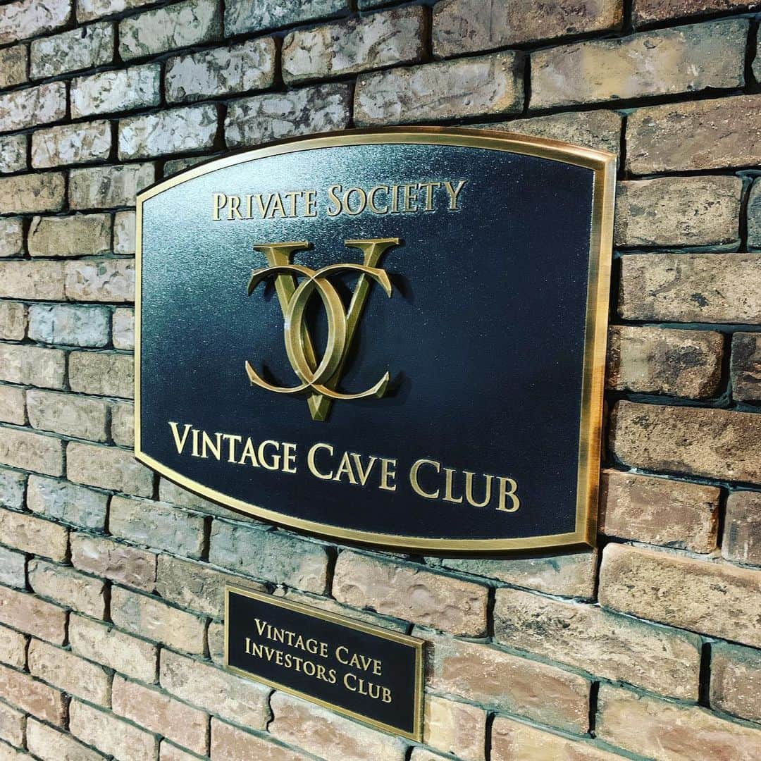 Hundred Dreamsのインスタグラム：「Vintage cave club...」