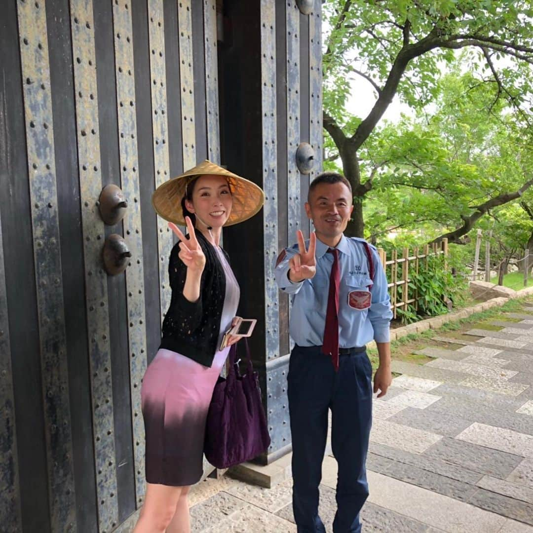 凰津りささんのインスタグラム写真 - (凰津りさInstagram)「岸和田城🏯 . . いやぁ、、、 岸和田城行って参ったぞ‼️ . 関西にいるうちに、こちらの城は抑えておきたいのでね😏✨ . 今回は和歌山方面を旅して、岸和田城、和歌山城🏯へ行きました。 . 城巡りはステキな出会いも沢山あるのが魅力的❤️ . 『一期一会』 . 警備員のおじさんと関西トーク、庭師のおじさん達自慢の八陣の庭もしっかり見学させて頂きました‼️ . 菅笠は目立つからめっちゃ見られる（笑） でもね、日傘よりも便利かも‼️ 持ってなくて良いから楽ちん🌼 . . 菅笠夫婦を見つけたら、 私ですわ（笑） . . #岸和田城 #八陣の庭  #城巡り #外堀 凄かった‼️ なかなか深そうなお堀だったな〜 . 立派なお城でした🏯 . あ、めっちゃ蚊に刺された🦟 しかも私だけ😢」7月25日 13時29分 - outsu.risa95