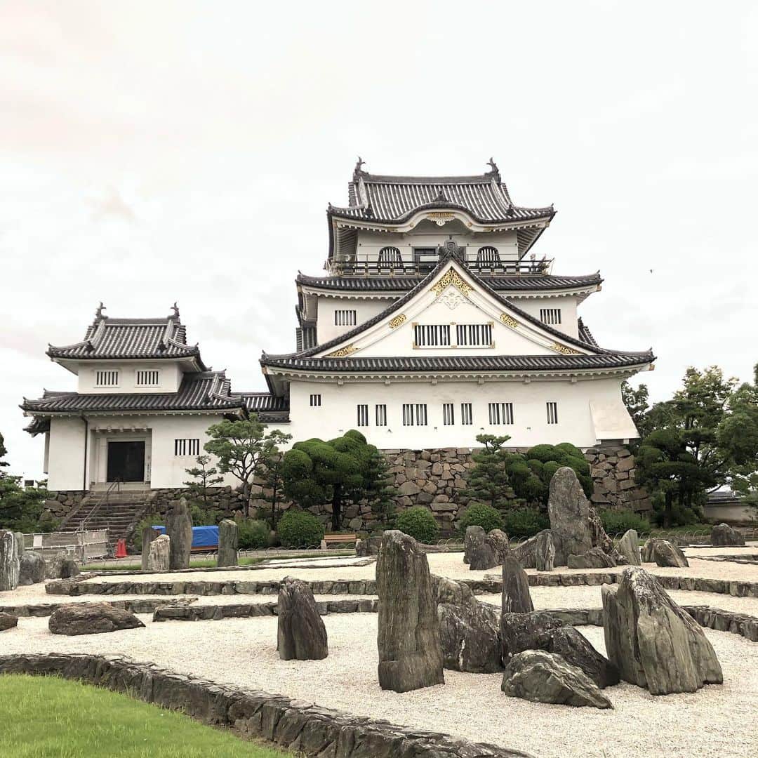 のインスタグラム：「岸和田城🏯 . . いやぁ、、、 岸和田城行って参ったぞ‼️ . 関西にいるうちに、こちらの城は抑えておきたいのでね😏✨ . 今回は和歌山方面を旅して、岸和田城、和歌山城🏯へ行きました。 . 城巡りはステキな出会いも沢山あるのが魅力的❤️ . 『一期一会』 . 警備員のおじさんと関西トーク、庭師のおじさん達自慢の八陣の庭もしっかり見学させて頂きました‼️ . 菅笠は目立つからめっちゃ見られる（笑） でもね、日傘よりも便利かも‼️ 持ってなくて良いから楽ちん🌼 . . 菅笠夫婦を見つけたら、 私ですわ（笑） . . #岸和田城 #八陣の庭  #城巡り #外堀 凄かった‼️ なかなか深そうなお堀だったな〜 . 立派なお城でした🏯 . あ、めっちゃ蚊に刺された🦟 しかも私だけ😢」