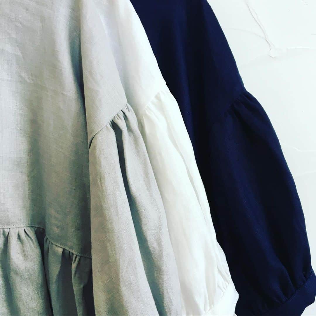 TRUNKさんのインスタグラム写真 - (TRUNKInstagram)「@kumako365  kumakoさんの ふんわり袖こタックブラウス←各色soldout オフ白、紺、ライトグレー  ふんわり袖のブラウスストライプsoldout  暑い季節にサラッと着ていただけそうなお洋服たちです^ ^  丁寧な丁寧な作品たちです。 是非ご覧いただきたいです。 通販も対応できまふので、お気軽にお問い合わせください。  #trunk宮島 #宮島#雑貨屋#広島#大人服」7月25日 13時57分 - trunk2007