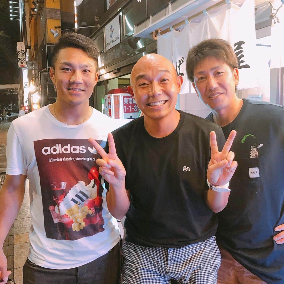 そうすけのインスタグラム：「弾丸で仙台行ってきた 今年初めて行った生命パークだったが、今シーズンもう4回目  試合後に先発して勝利投手の則本投手と昨日は出番なかった藤田一也選手とご飯  初めて会った時もこのメンバープラス、古賀シュウちゃんもいたな〜  #東北楽天ゴールデンイーグルス #楽天生命パーク #西武戦 #則本昂大 投手 #藤田一也 選手 #勝利投手 #今シーズン2勝目 #そば助 #ハゲは眩しい #若干逆光 #仙台 #ずんだ餅 #そうすけ」
