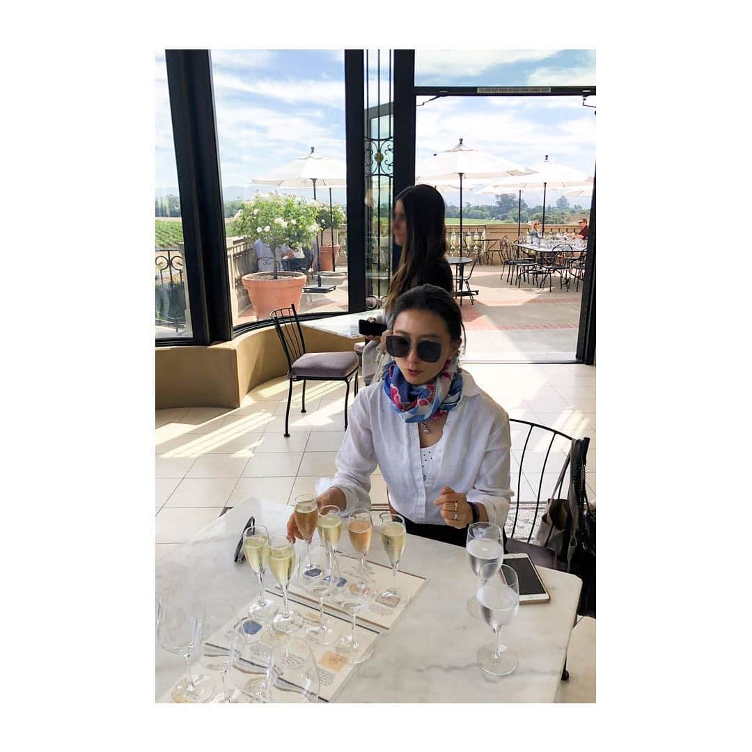 キム・ヒエさんのインスタグラム写真 - (キム・ヒエInstagram)「추억의 🥂 _ #나파밸리 #napavalley #와이너리투어 #winetasting #KIMHEEAE #김희애 @yg_stage」7月25日 14時00分 - heeae_official