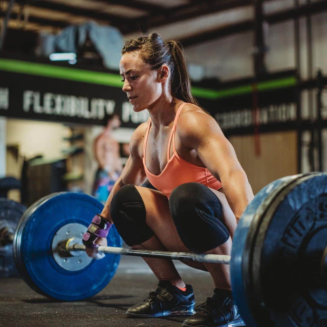 Camille Leblanc-Bazinetさんのインスタグラム写真 - (Camille Leblanc-BazinetInstagram)「KKAAA-PPOOWWW!! 💥 💥 “  swipe right it’s worth it “  1- get set ( pray to the weightlifting god) 2- hair flip 3- full on beast mode (you want to see that one 🤣) 4- 🦁 💥😎 “ Crossfit Games here we come #teamkrypton @crossfitkrypton 📸: @joeandacamera」7月25日 14時02分 - camillelbaz