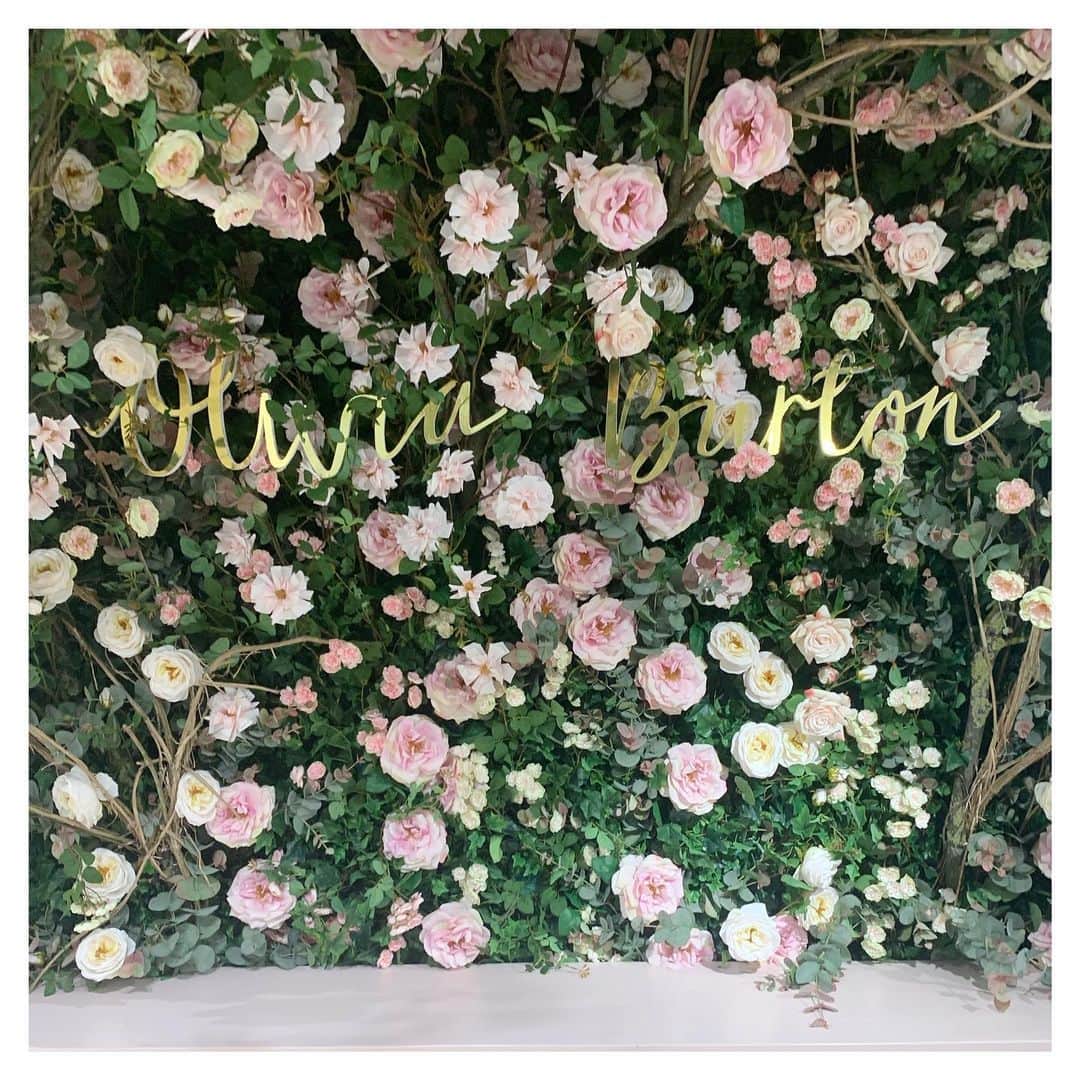 Olivia Burtonさんのインスタグラム写真 - (Olivia BurtonInstagram)「Picture perfect 📸🌸 Have you taken a selfie at our floral wall in our Covent Garden Boutique yet? Don’t forget to tag us! #OliviaBurtonCG #CoventGarden」7月25日 5時21分 - oliviaburtonlondon