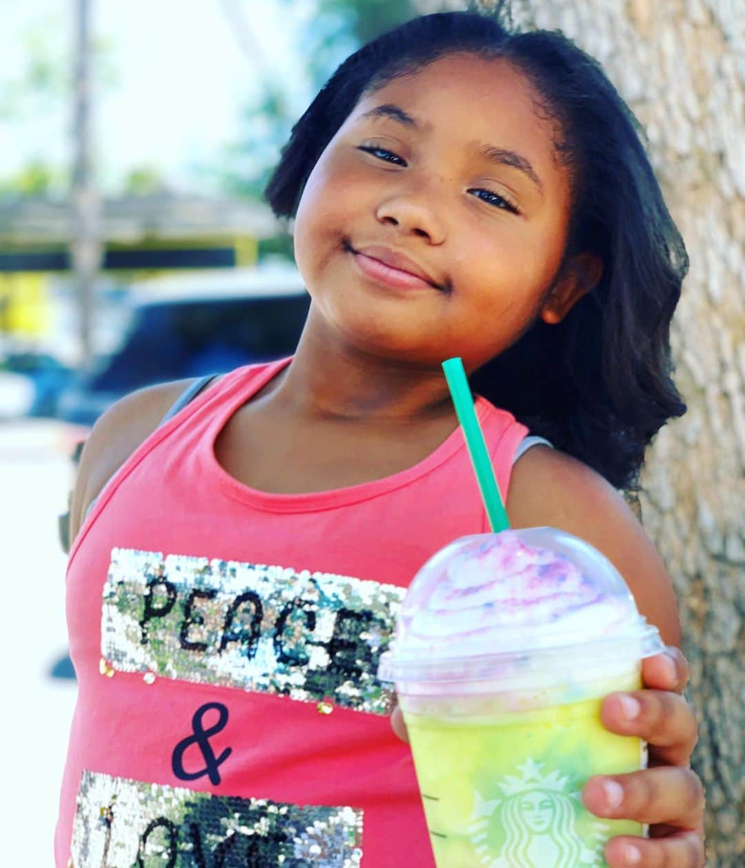 クリスティーナ・ミリアンさんのインスタグラム写真 - (クリスティーナ・ミリアンInstagram)「It’s a good day for a Blowout & a Tie Dye Frappuccino with my bff. 👩‍👧💕 @violetmadison」7月25日 5時21分 - christinamilian