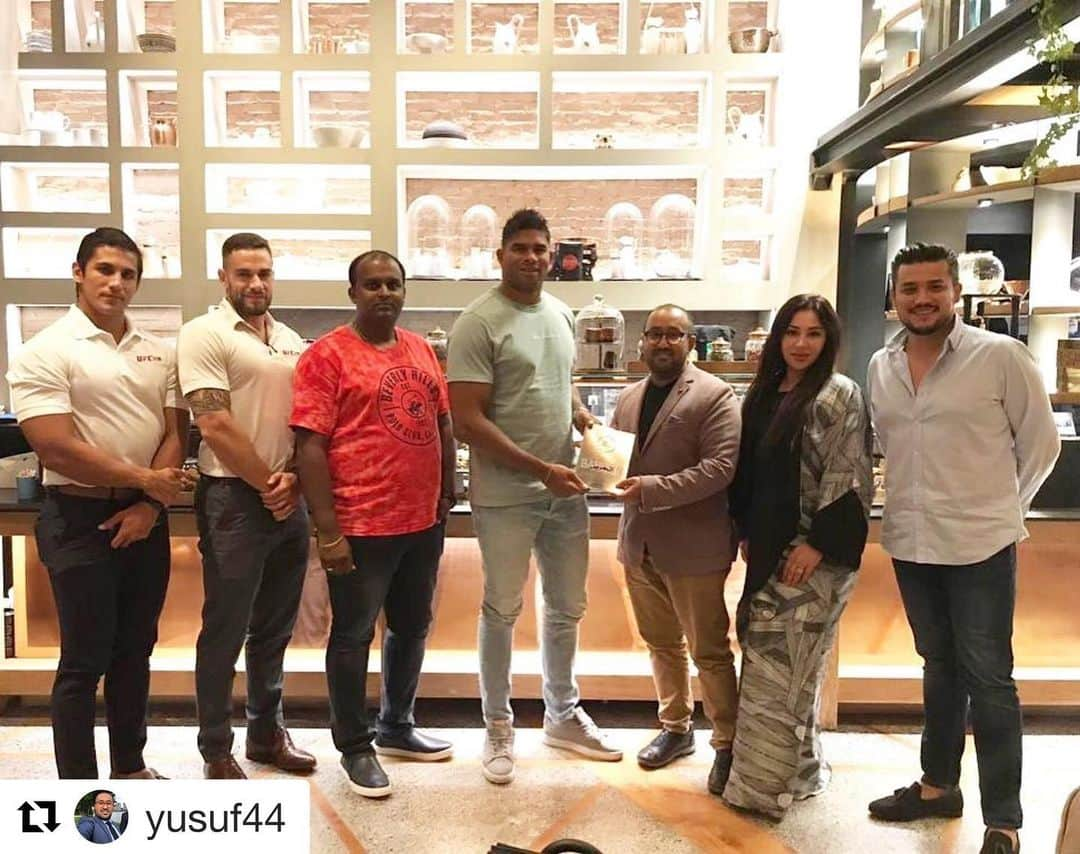 アリスター・オーフレイムさんのインスタグラム写真 - (アリスター・オーフレイムInstagram)「Pleasure was all mine🙏 #Repost @yusuf44 ・・・ It was a great pleasure and honor having @alistairovereem in Bahrain . . . . . . . #ufcgymbh #ufcgym #gym #netherlands #fighter #usa #nyc #manama #bahrain #sport #fight #mmafighter #mmatraining #ufcfightnight #bjj #russia #fighting #moscow #goodnight #follow #nyc #miami #france #dutch #mma #kickboxing #denver #turkey #cyprus #brazil」7月25日 5時17分 - alistairovereem