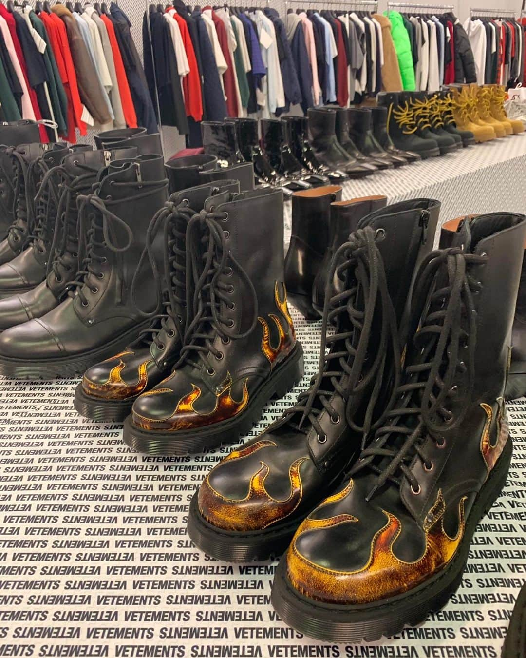 ヴェトモンさんのインスタグラム写真 - (ヴェトモンInstagram)「FIRE COMBAT BOOTS & MORE - NEXT SEASON NOW www.mytheresa.com @mytheresa.com」7月25日 5時19分 - vetements_official