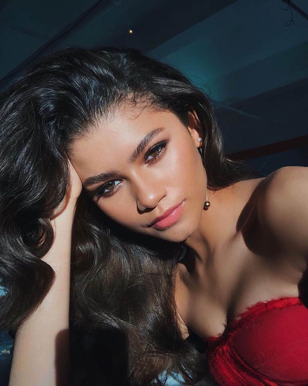 Teen Vogueさんのインスタグラム写真 - (Teen VogueInstagram)「All hail @Zendaya, Queen of Selfies! 👑 At the link in bio, find out how to perfect your selfie game in honor of #SelfiesforZendaya. ✨」7月25日 5時20分 - teenvogue