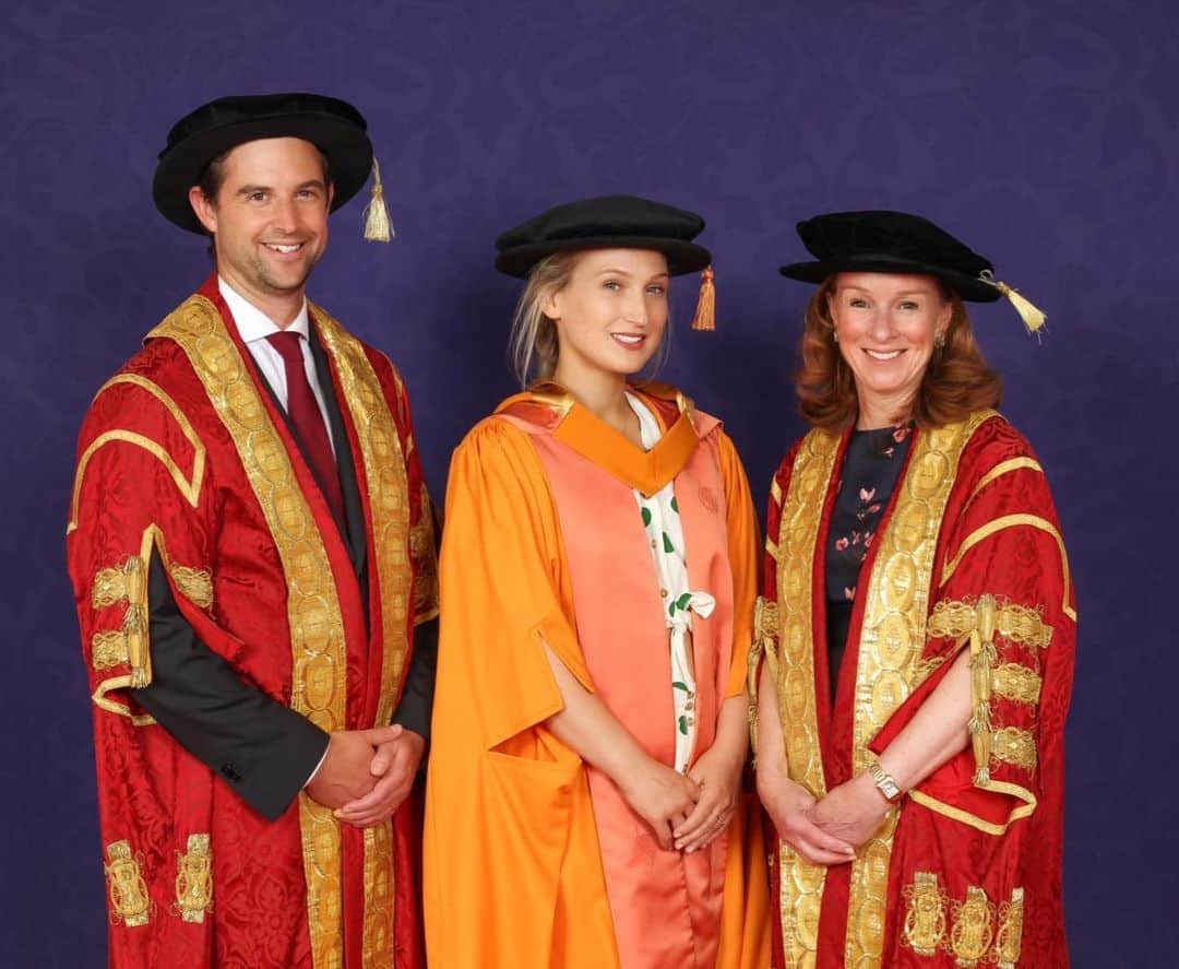 SOPHIA WEBSTERさんのインスタグラム写真 - (SOPHIA WEBSTERInstagram)「Does this mean I’m part of Gryffindor? 🤣 So humbled to receive an Honorary Doctorate of Design at @DMUleicester last Saturday 🎨 🎓 with Simon Bradbury, Dean of Arts, Design and Humanities and Sally Bowie, Pro Chancellor.  #DeMontfortUniversity #SophiaWebster 📸 @mattsaunderphotography」7月25日 5時30分 - sophiawebster
