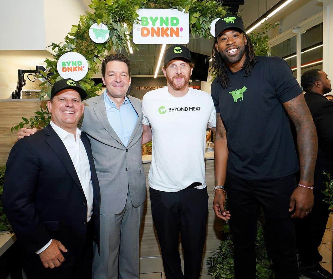 デアンドレ・ジョーダンさんのインスタグラム写真 - (デアンドレ・ジョーダンInstagram)「Going beyond is really a lifestyle, and today we took over New York to spread the love! Shoutout to @beyondmeat and @dunkin for perfecting a mean Beyond Sausage breakfast sandwich... and to think this is just the start!! #DNKNxBYND」7月25日 5時41分 - deandre