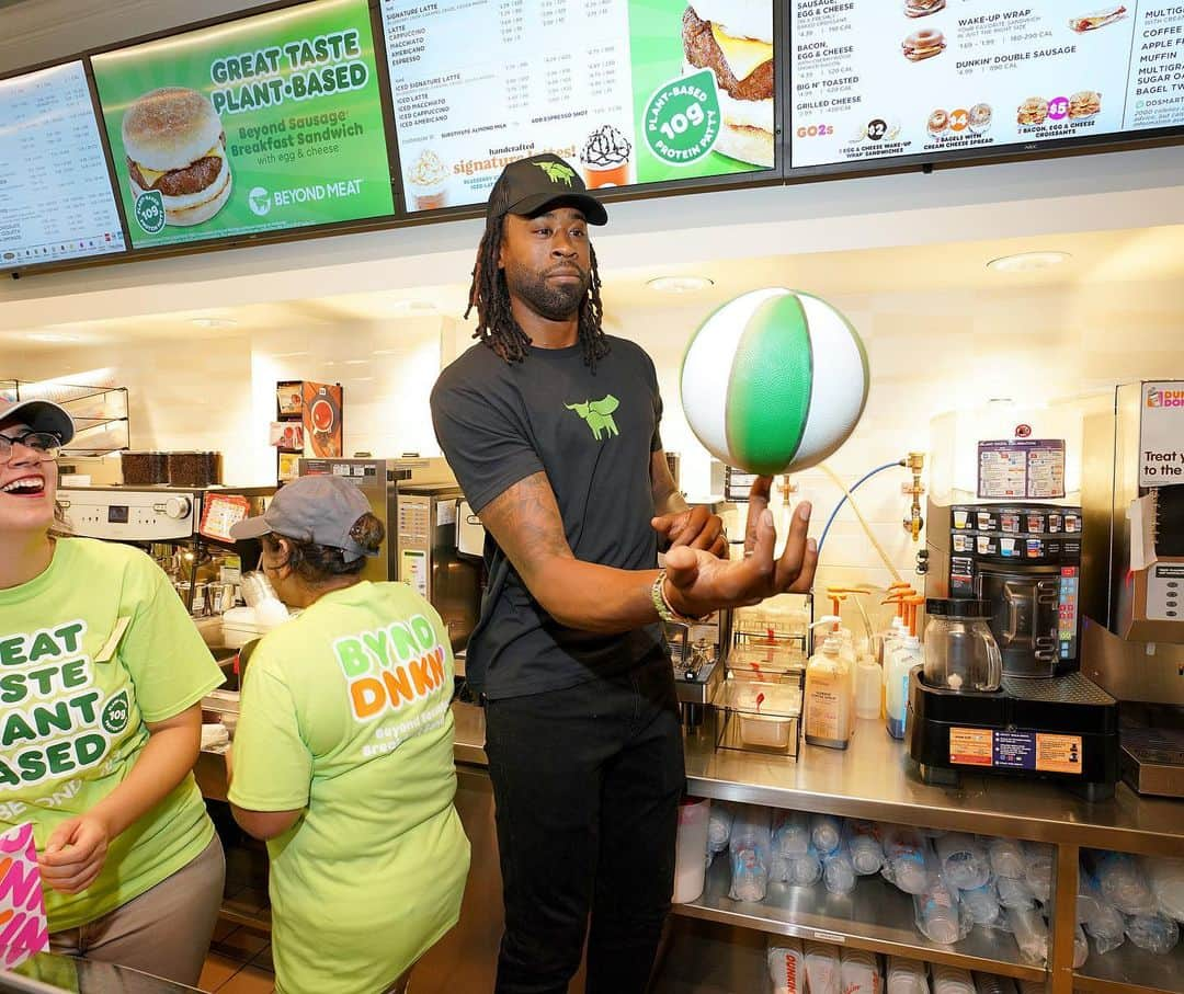 デアンドレ・ジョーダンさんのインスタグラム写真 - (デアンドレ・ジョーダンInstagram)「Going beyond is really a lifestyle, and today we took over New York to spread the love! Shoutout to @beyondmeat and @dunkin for perfecting a mean Beyond Sausage breakfast sandwich... and to think this is just the start!! #DNKNxBYND」7月25日 5時41分 - deandre