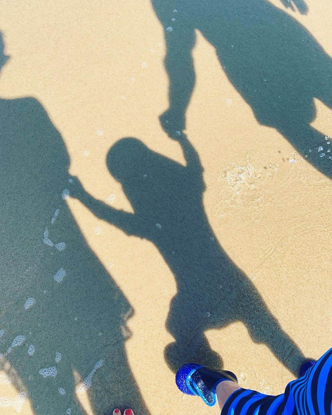 キャサリン・ジェンキンスさんのインスタグラム写真 - (キャサリン・ジェンキンスInstagram)「First beach walk with my little man... These are the moments! 😍💙 #Hamptons2019」7月25日 5時44分 - katherinejenkinsobe