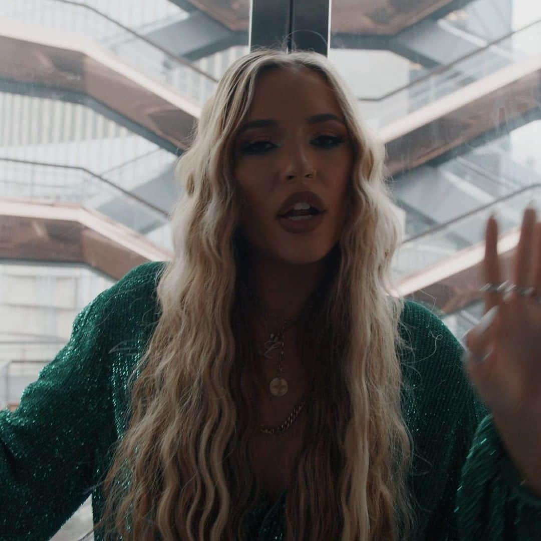 Vevoさんのインスタグラム写真 - (VevoInstagram)「Have you ever wanted to leave a relationship before you ended up heartbroken? @TheChainsmokers, @lennonstella and @illeniummusic know the feeling and made the perfect track for you. Watch their new video for “Takeaway” now! ⠀⠀⠀⠀⠀⠀⠀⠀⠀ ▶️[Link in bio]#TheChainsmokers #LennonStella #Illenium」7月25日 5時46分 - vevo