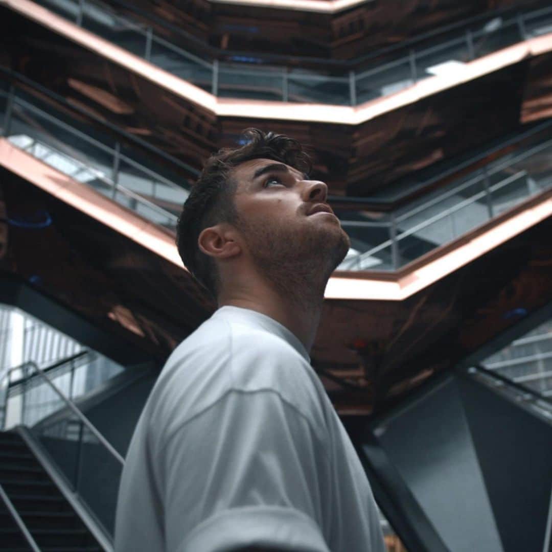 Vevoさんのインスタグラム写真 - (VevoInstagram)「Have you ever wanted to leave a relationship before you ended up heartbroken? @TheChainsmokers, @lennonstella and @illeniummusic know the feeling and made the perfect track for you. Watch their new video for “Takeaway” now! ⠀⠀⠀⠀⠀⠀⠀⠀⠀ ▶️[Link in bio]#TheChainsmokers #LennonStella #Illenium」7月25日 5時46分 - vevo