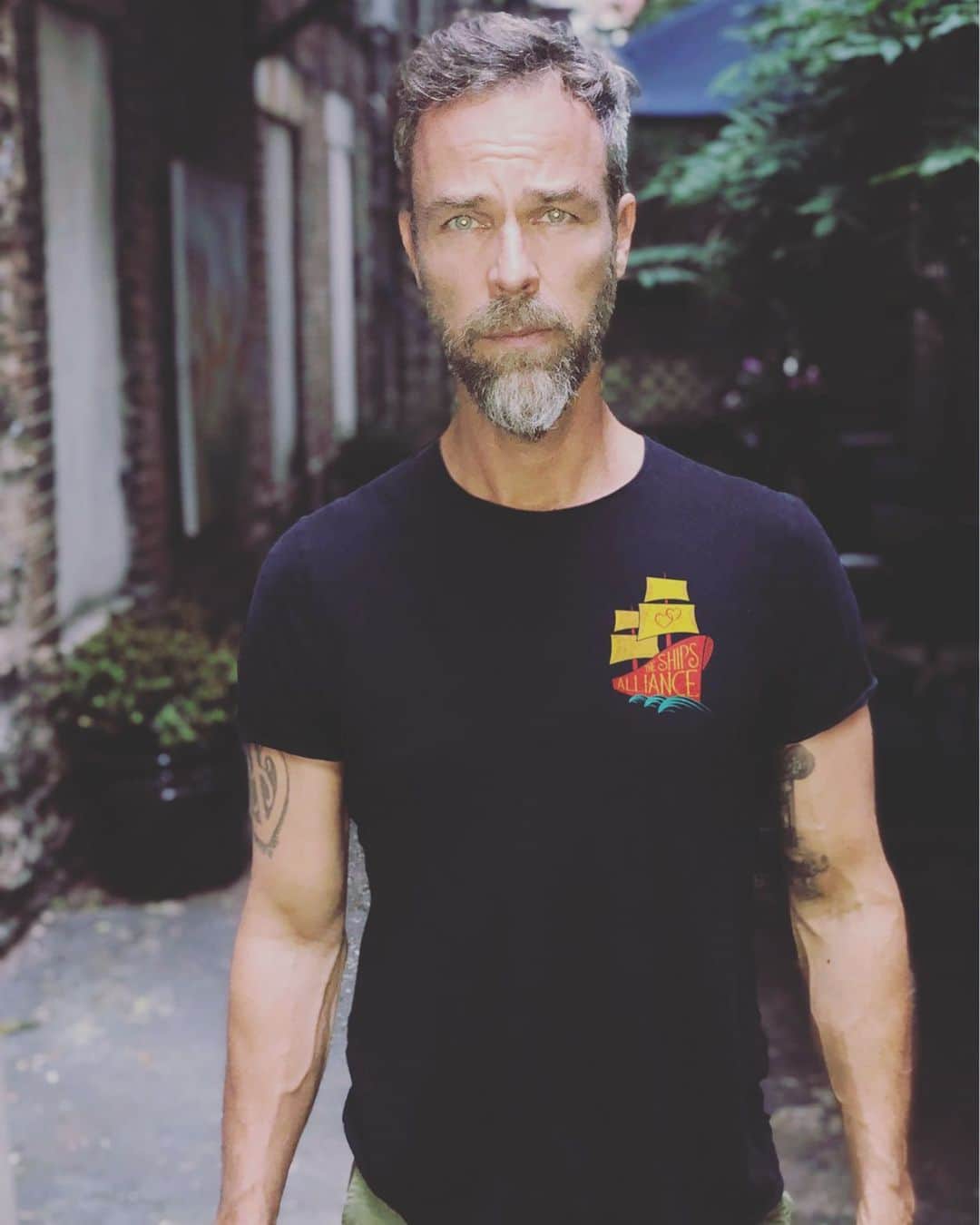 JR・ボーンのインスタグラム：「I’m pledging to help end fandom bullying with @ShipsAlliance, and you can join me. They are spreading love and positivity, and with these shirts, raising money for @theofficialstompoutbullying to help fight cyber-bullying. Get yours now at @shopstands! Love ya @sachinsahel」