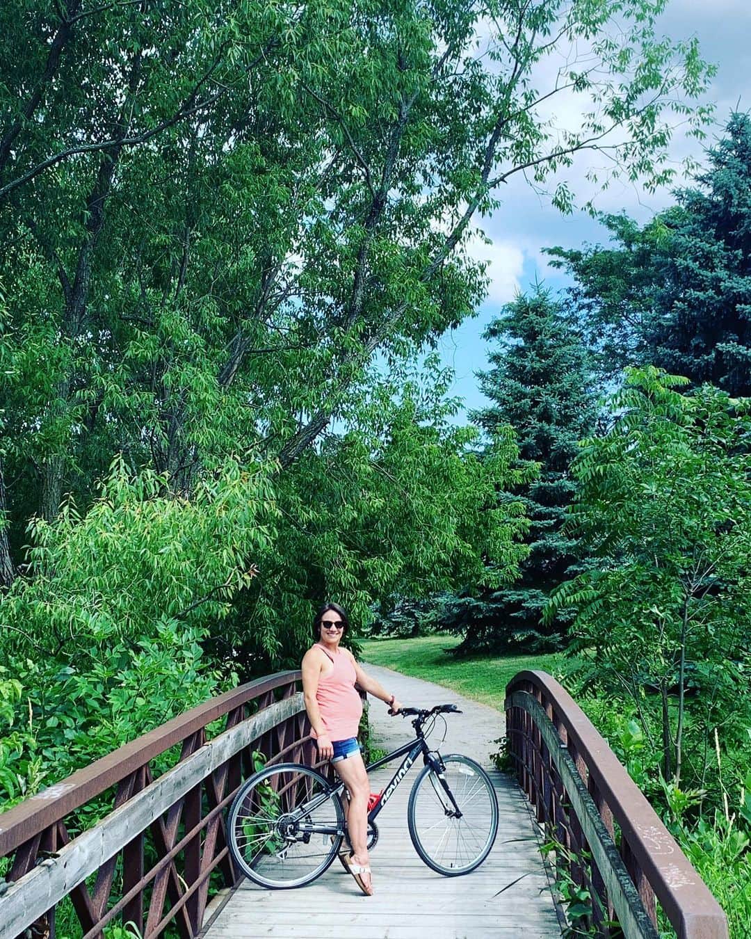 メーガン・デュアメルさんのインスタグラム写真 - (メーガン・デュアメルInstagram)「Bike riding to explore our new neighbourhood 🚴‍♀️💑 #summerdays #bikeride #exercise #Burlington #Halton」7月25日 5時59分 - meaganduhamel