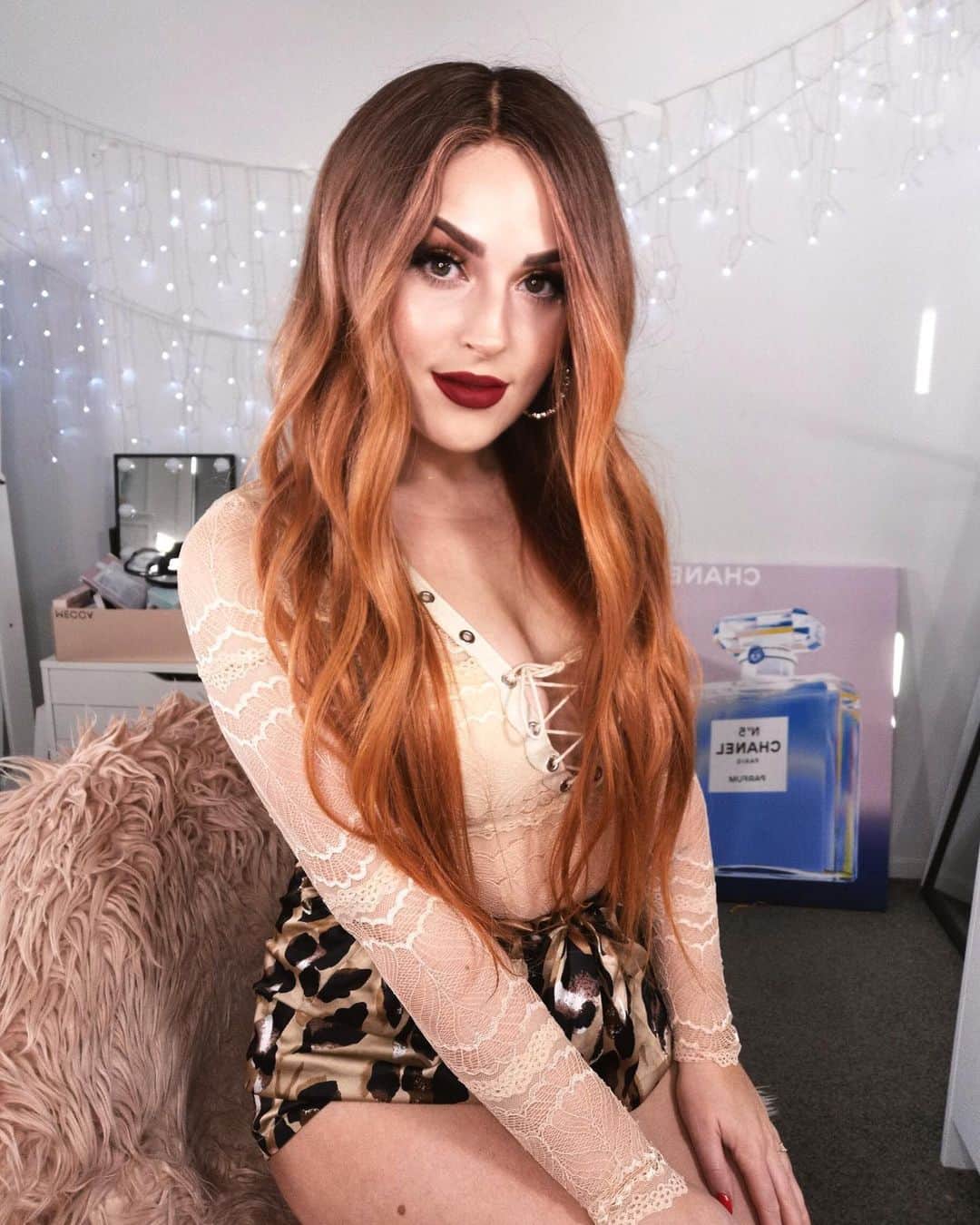 Shannonのインスタグラム：「I want to wear this @alisha.avasi wig every day forever 😭💕 it is so beautiful... I can’t decide if I want a long fun blonde one, black or brown one, or a fun colorful one next! 💜 what do you think? 🥰 PS lip color is @xobeautyshop lionhearted 🔥」