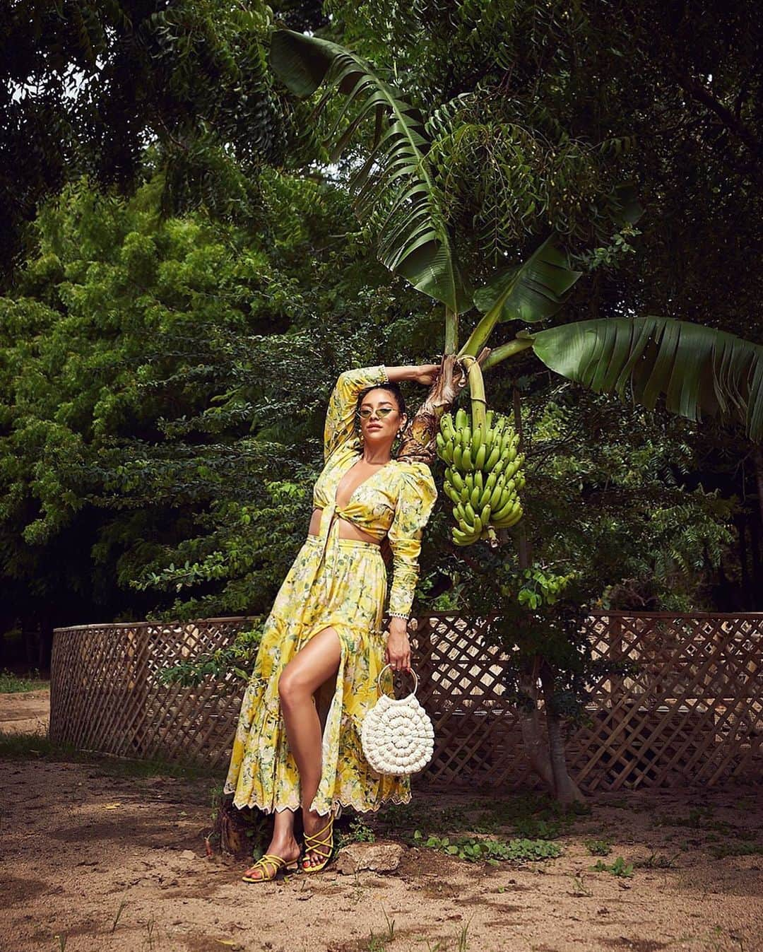 シェイ・ミッチェルさんのインスタグラム写真 - (シェイ・ミッチェルInstagram)「Me waiting in line at the West Hollywood Whole Foods just trying to buy some bananas 🍌」7月25日 6時34分 - shaymitchell