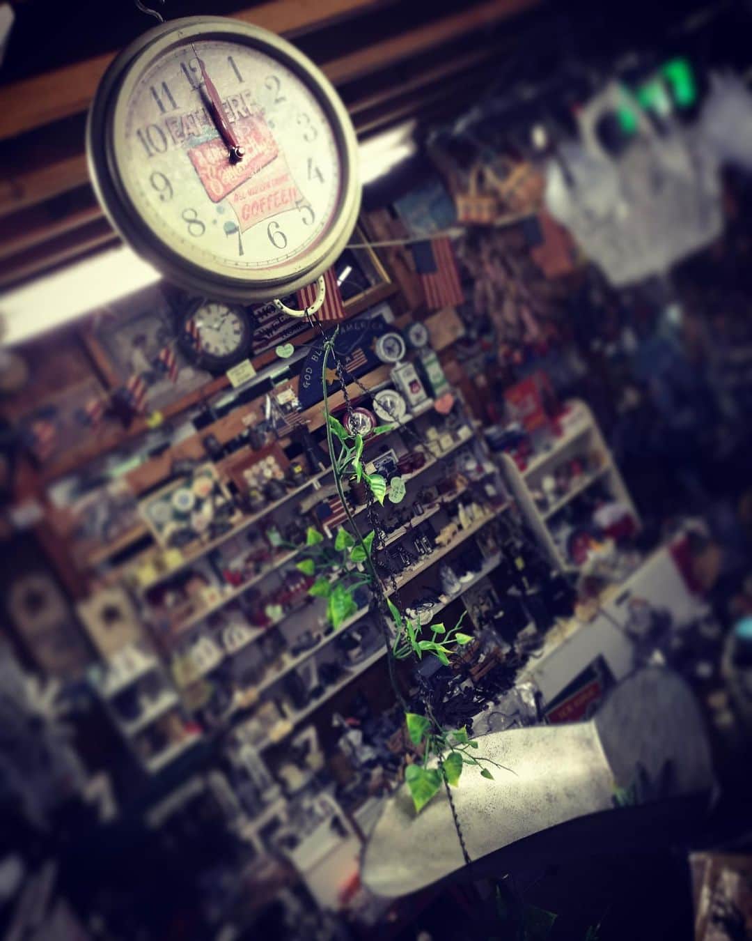 らべんだぁさんのインスタグラム写真 - (らべんだぁInstagram)「おはようございます。 はかりと時計を一緒にしたようなガーデニング雑貨です。☺️✨アイビーなどを絡ませたり、寄せ植えしたりいろいろ出来そうですね。😆✨ ガーデニング新商品入荷しています。 ドライブがてらにお立ち寄り下さい。☺️✨ * #仙台#秋保#秋保温泉#雑貨#雑貨店#カントリー雑貨#ガーデニング新商品#ガーデニング雑貨#ハンドメイド雑貨#日用雑貨」7月25日 6時40分 - lavender.yume