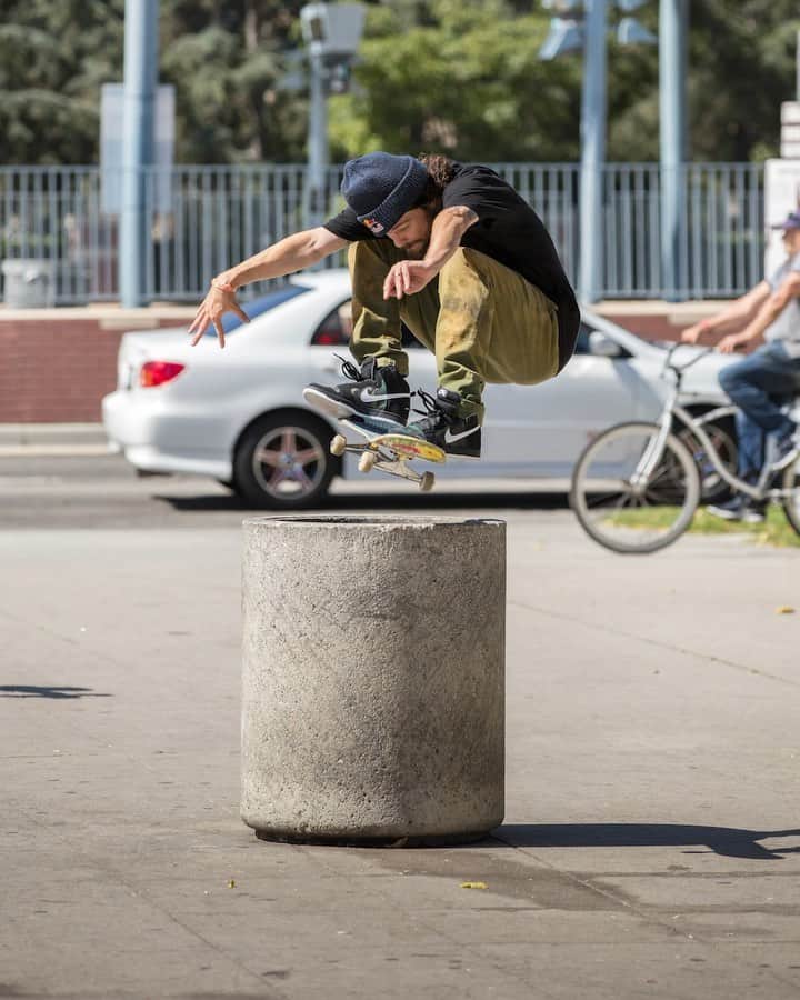レッドブルのインスタグラム：「Spend a day in LA with pro skater @toreypudwill for some spot-searching, skateshop lurking, and DONUTS in Episode 2 of @redbullskate’s Day in the Life series, “FIELD DAY.” Hit that link in bio to check it out! 🍩 📸: @seutrinh #skate #skateboarding #FIELDDAY #givesyouwings」