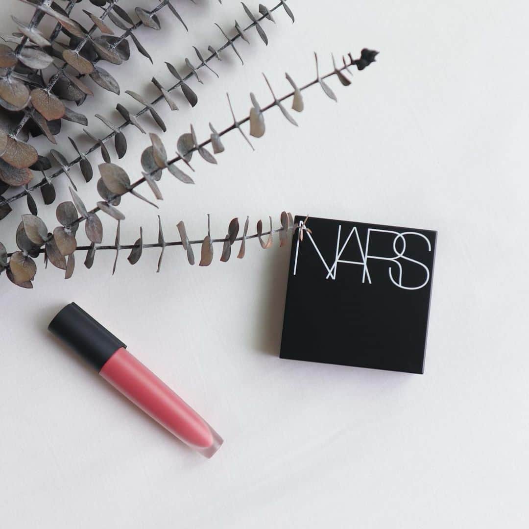 リナのインスタグラム：「近頃のお気に入りコスメたち♡ . ✔︎L'OREAL PARiS  ルージュシグネチャー No.124 ✔︎NARS  ナチュラルラディアント ロングウェア  クッションファンデーション No.5880 . 2019/7/5の発売前から話題になっていた NARSのクッションファンデは、 コンシーラーいらずのカバー力でありながら、 付け心地軽く、元から肌が綺麗かのような仕上がりに！ . しかも、 持ち運びしやすいスクエア型のコンパクト🔲 . クッションファンデって、 丸い形のものが多くて、 ポーチやドレッサーにしまう時に しっくり治らないことも多かったけど、 これならA型神経質な私でもスッキリ収納できて嬉しい😆 . そろそろ夏本番🍉 お出掛け時にもNARSのクッションファンデの出番が増えそう🌟 ............................................................ #ナーズ #nars #ナチュラルラディアントロングウェアクッションファンデーション #クッションファンデ #コスメ垢 #cosmetics #デパコス #お洒落さんと繋がりたい #置き画くら部 #コスメ好きさんと繋がりたい #美容好きさんと繋がりたい #新作コスメ #ブルベ #ベースメイク」