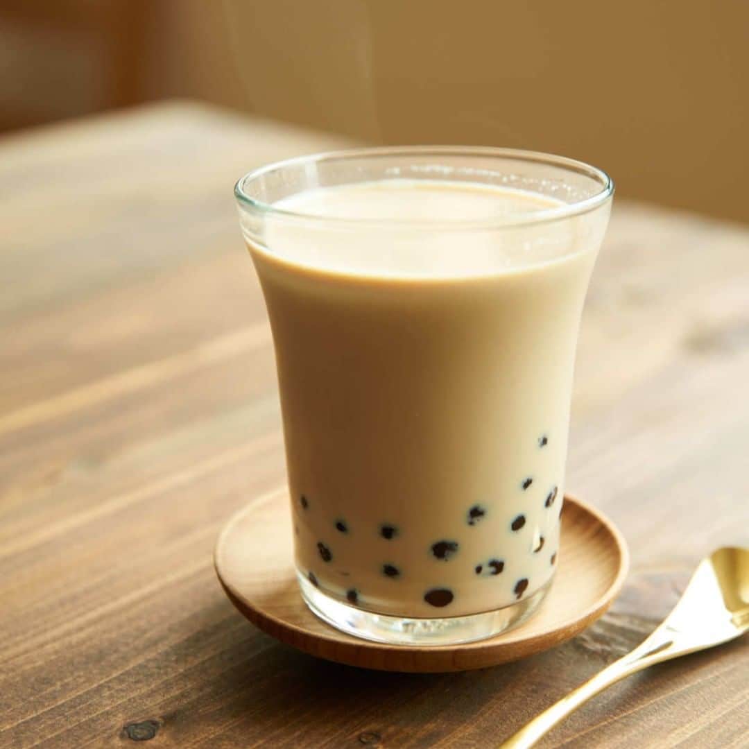 のインスタグラム：「. おうちで『台湾カフェ』気分♫人気の【タピオカドリンク】レシピ集 . ─────────────────── キナリノアプリでは素敵な情報とアイテムを、 毎日お届けします。 →ダウンロードはプロフィールリンクから ─────────────────── . ▶︎こちらの記事はキナリノアプリのトップページで掲載中です。 . 可愛らしい見た目とモチモチの食感に、１度ハマると抜け出せない「タピオカ」。涼しげなグラスに甘いタピオカミルクを添えて。お家でほっと一息、台湾カフェタイムを過ごしてみませんか♪ 画像は、Nadiaさんより。 . こちらの記事では、おうちで楽しむタピオカドリンクのレシピをご紹介しています。 https://kinarino.jp/cat4/36197 . #おやつ #おうちカフェ #ドリンク #タピオカ #ラテ #ほうじ茶 #食器 #食卓 #テーブルコーディネート #テーブルフォト #recipe #tapioca #drink # #tableware #onthetable #instafood #丁寧な暮らし #暮らし #キナリノ」