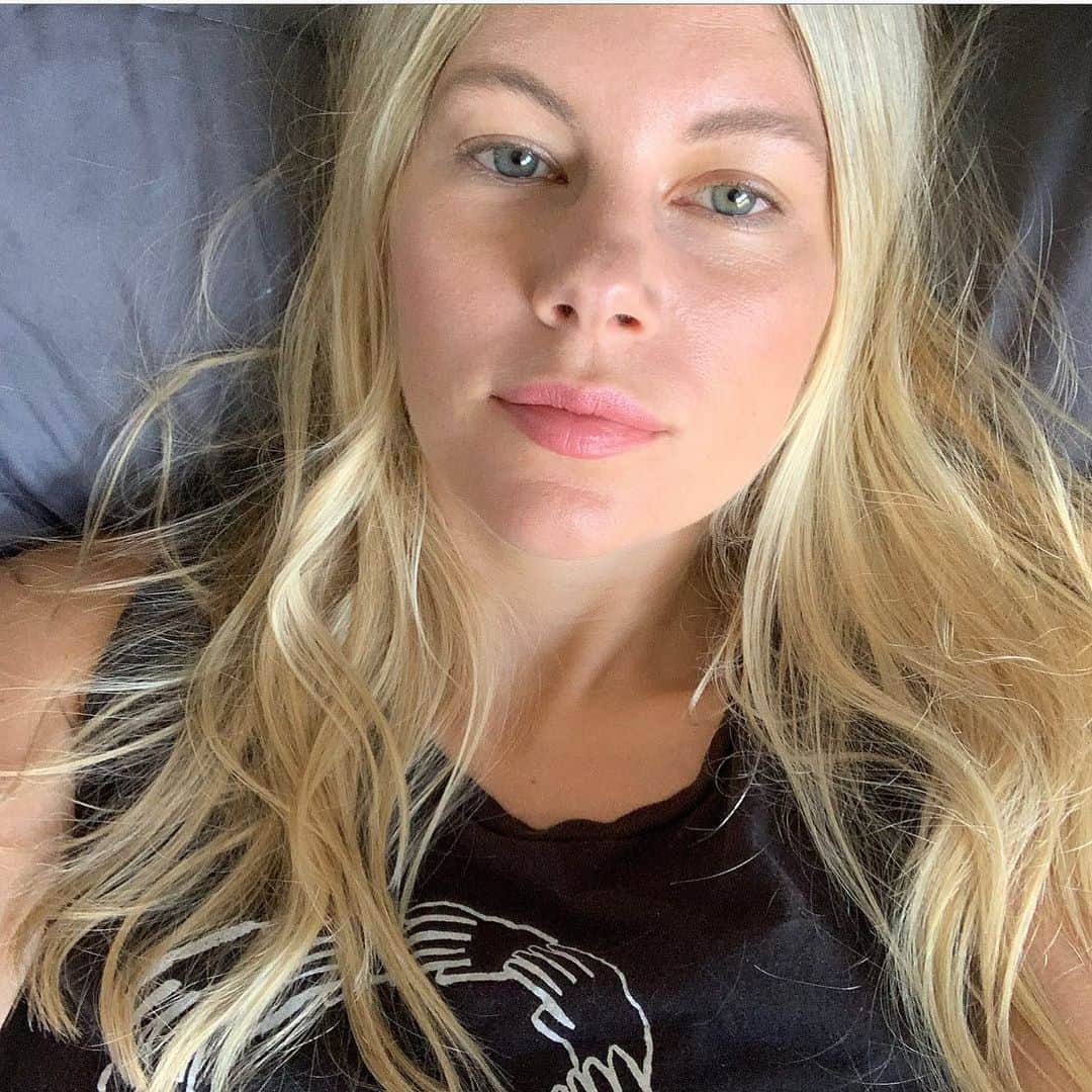 Chrissy Blairのインスタグラム：「Fresh color and cut by @christinacessnahair . 5 min make-up with @luneandaster lip color, @rmsbeauty highlighter and @anastasiabeverlyhills eyebrow powder」