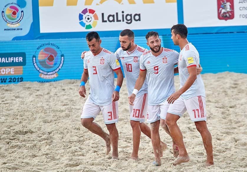 サッカー スペイン代表チームさんのインスタグラム写真 - (サッカー スペイン代表チームInstagram)「¡¡¡ESTAMOS MÁS CERCA DEL OBJETIVO!!! ⠀ La @sefutbol playa remonta ante Azerbaiyán (9-3) y da un gran paso hacia el Mundial. ⠀ #QualifierMoscow | #BeachSoccer | #BeachSoccerWC」7月25日 7時07分 - sefutbol
