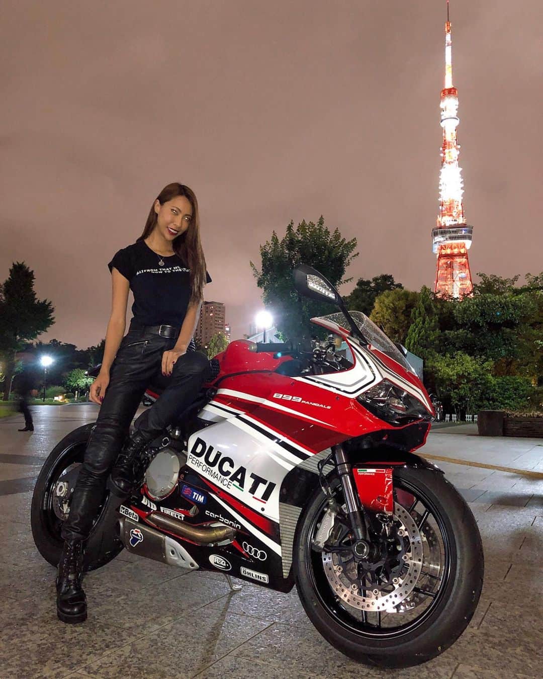 CAMIRAさんのインスタグラム写真 - (CAMIRAInstagram)「パニちゃんと東京タワー🗼  はあ🤤最高🤤🤤🔥 Tシャツ @klon_klon_klon  ブーツ @wildwing_official  #東京タワー#パニガーレ#バイク女子#バイク#バイク好きな人と繋がりたい#バイクのある風景#写真#Tシャツ#bike#bikegirl#motocycle#bikelife#motorcycle#motorcycle_moment#motorcyclegirl#bike_japan#adventurebike#adventurerider#ducati#Panigale」7月25日 7時05分 - camila.528