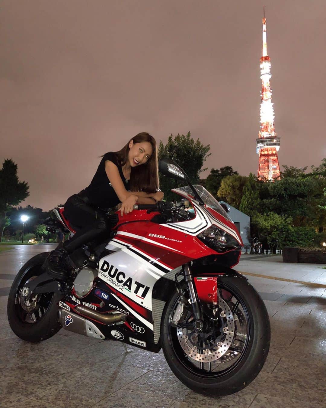 CAMIRAさんのインスタグラム写真 - (CAMIRAInstagram)「パニちゃんと東京タワー🗼  はあ🤤最高🤤🤤🔥 Tシャツ @klon_klon_klon  ブーツ @wildwing_official  #東京タワー#パニガーレ#バイク女子#バイク#バイク好きな人と繋がりたい#バイクのある風景#写真#Tシャツ#bike#bikegirl#motocycle#bikelife#motorcycle#motorcycle_moment#motorcyclegirl#bike_japan#adventurebike#adventurerider#ducati#Panigale」7月25日 7時05分 - camila.528