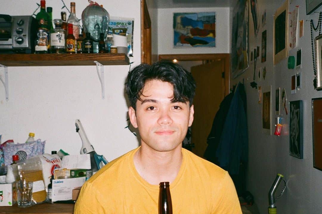 ジュリアン・ヤオ・ジョイエロのインスタグラム：「hey look it’s me in my messy apt holding a beer」