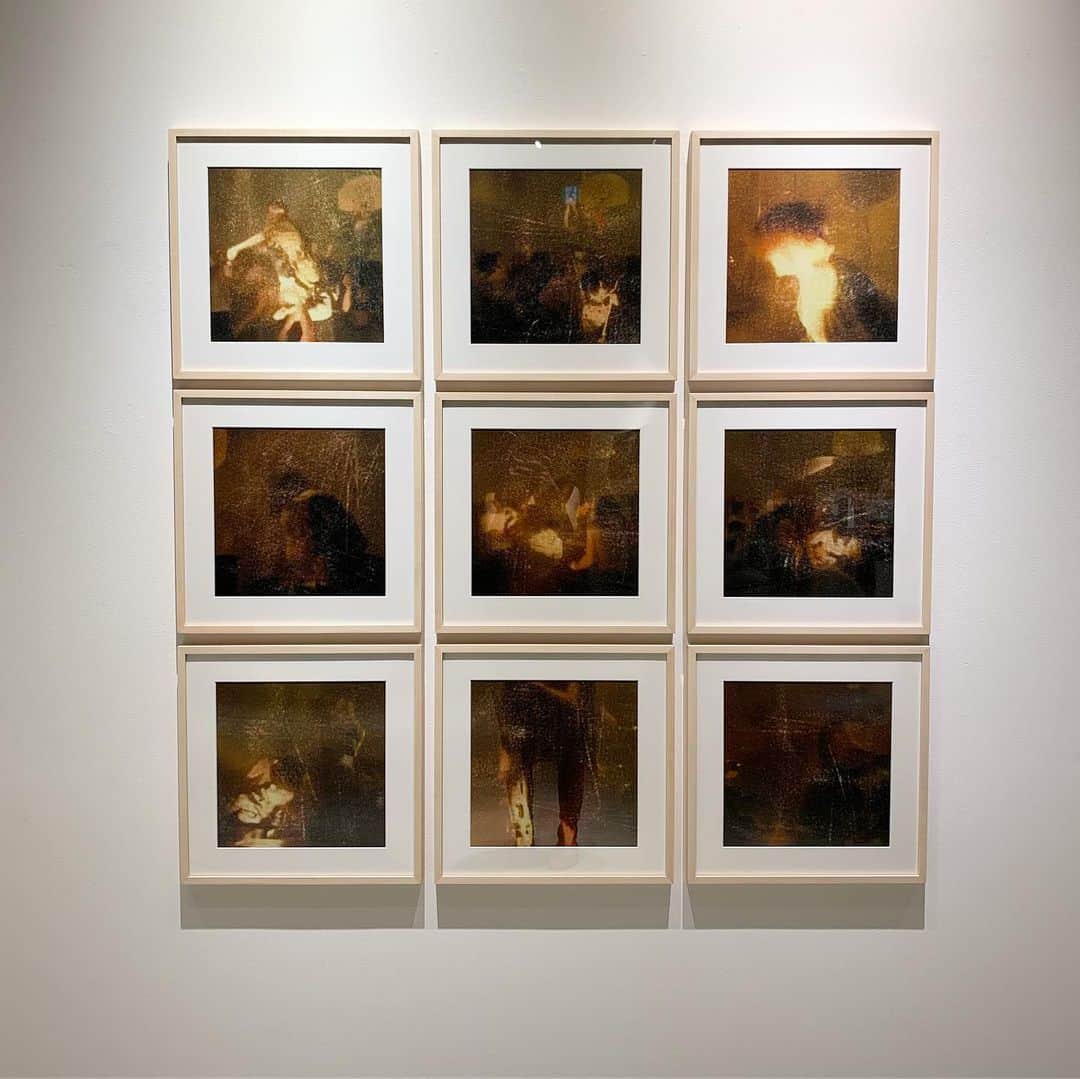 のインスタグラム：「先日、とてもステキな展示会にお邪魔しました😊❤️ @kxixdxs さんの作品✨ 以前、線香で紙を焦がして、記憶の中のイメージを描く作品を見に行かせていただきました。 今回は、色のついた紙を重ねて削るそうな。。大変な手間だけど、想像を掻き立てられる一瞬が描かれています。表参道で、展示会中です😊✨ 市川さんとても、とてもピュアな方でした⭐️ @kosukeichikawa_archive  7/28まで開催されています🍀 . . #instagood #art #bookmark」