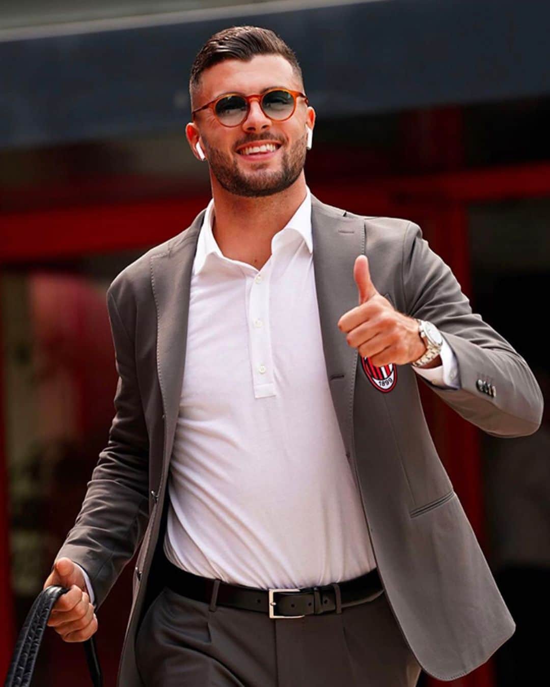 バーニーズ・ニューヨークのインスタグラム：「We invite you to meet the members of the @acmilan team at our Copley location this Friday from 2-4PM to celebrate @boglioliofficial as the new official style partner of AC Milan. Win tickets to the AC Milan v. Benfica match at Gillette, and bid on a signed jersey in support of @unicefusa. RSVP at events@barneys.com. ⚽️ RP: @boglioliofficial」