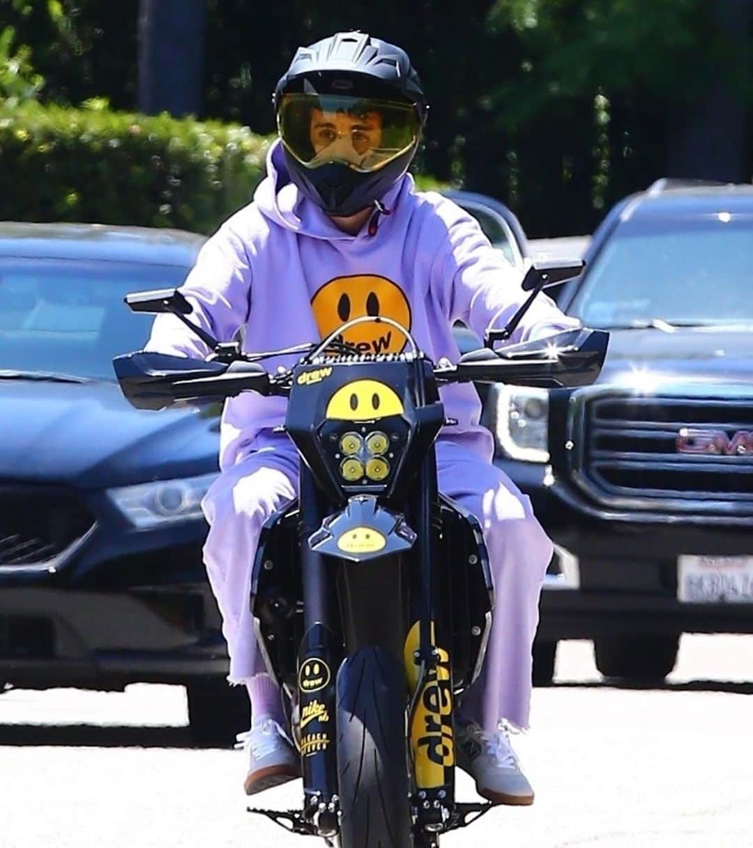Just Jaredさんのインスタグラム写真 - (Just JaredInstagram)「@justinbieber cruises around on his customized @drewhouse motorcycle before meeting up for a meal with wife @haileybieber. #JustinBieber #HaileyBieber #DrewHouse Photos: Backgrid」7月25日 7時32分 - justjared