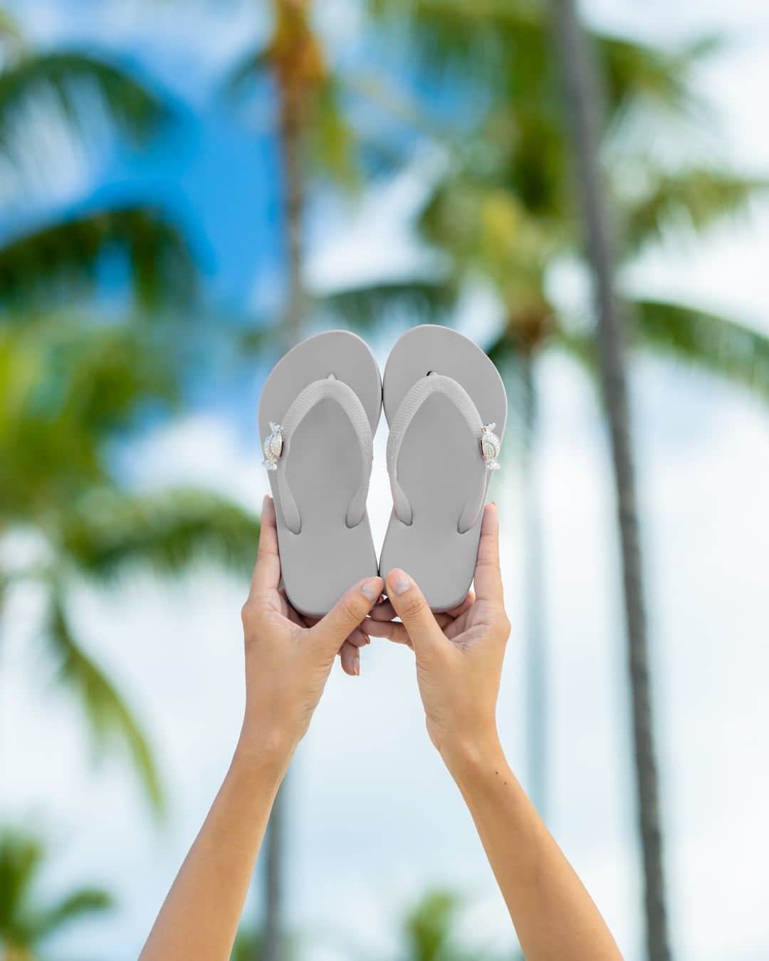 Popits Hawaiiのインスタグラム：「Toddler Gray x Candy charms👣⁠ ⁠ ⁠ #popitshawaii #ポピッツ #sandals #charms #alohastate #luckywelivehawaii #waikiki #footwear #thong #happyfeet #flipflops #slippers #ハワイ #ハワイ旅行 #ハワイ好き #ハワイ大好き #ハワイ好きな人と繋がりたい #ビーチサンダル #フラ #フラダンス #占い」
