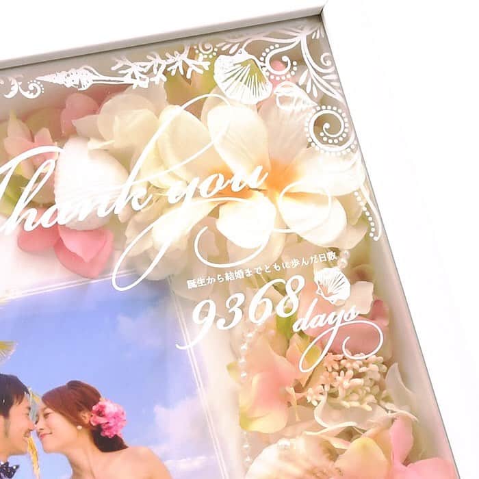 プレ花嫁さんの為の結婚式アイテム通販ファルべさんのインスタグラム写真 - (プレ花嫁さんの為の結婚式アイテム通販ファルべInstagram)「リゾート婚や海テーマ婚にも🐠﻿ プルメリアの花や貝殻をあしらった大人のマーメイドアレンジの子育て感謝状💝が可愛すぎる💕﻿ ﻿ ﻿ 両親贈呈品として人気の【子育て感謝状】﻿ 今回は夏にもぴったり🏝﻿ リゾートウェディング🌺や海辺ウェディング🐠にもオススメしたい“海モチーフ🐚”を可愛くアレンジした「シェリーナ」をご紹介☝️😆﻿ ﻿ ﻿ プルメリアのお花をメインに、﻿ シェル、スターフィッシュ、パールをセンス良くアレンジに追加👍✨﻿ お花だけのアレンジとは一味違う、﻿ 大人可愛くてリゾート感たっぷりなギフトに仕上げました💝﻿ 海辺を連想させる爽やかさもありますよ🌊﻿ ﻿ ﻿ ガラス面に配置された透明フィルムにも﻿ シェル柄🐚が印刷してあるんです❣️﻿ 細かい部分にもテーマに沿ったアレンジが✨﻿ ﻿ ﻿ 人気のディズニープリンセス「アリエル」や﻿ マーメイドをテーマにした結婚式にも、﻿ 可愛くハマってくれそうな子育て感謝状です😊﻿ ﻿ ﻿ 📣実際にお選び頂いた卒花さんの声👰﻿ 「両親への贈呈品は、結婚式が決まった時点でテーマにぴったりなこちらの商品しか目に付かず即決してました💕おかげさまで両親にも喜んで頂けました。」﻿ ﻿ ﻿ お二人のウェディングのテーマに合った両親プレゼント、ファルベで探してみませんか💝✨﻿ ﻿ ﻿ 詳しくは商品をタップ☝️﻿ ーーーーーーーーーーーーーーーー﻿ ▼最新情報はプロフィールのリンクからどうぞ ﻿ @wedding_farbe ﻿ ﻿ ▼ペーパーアイテムのアカウントはこちら ﻿ @farbe_paperitem﻿ ーーーーーーーーーーーーーーーー﻿ 夏にオススメ！丸型席札うちわ好評販売中❣️﻿ @wedding_farbe のURLよりチェック☝️﻿ ーーーーーーーーーーーーーーーー﻿ ﻿ ﻿ #ファルベ #farbe #結婚式 #wedding #結婚式準備 #結婚式準備プレ花嫁 #プレ花嫁 #プレ花嫁準備 #プレ花嫁応援 #プレ花嫁さん #プレ花嫁サポート #プレ花嫁と繋がりたい #プレ花嫁デビュー #2019夏婚 #2019秋婚 #2019冬婚 #2020春婚 #2020夏婚 #2020秋婚 #2020冬婚 #令和婚 #両親贈呈品 #両親へのプレゼント #両親プレゼント #子育て感謝状 #リゾート婚 #海婚 #マーメイド #大人可愛い #海外ウェディング」7月25日 7時27分 - wedding_farbe