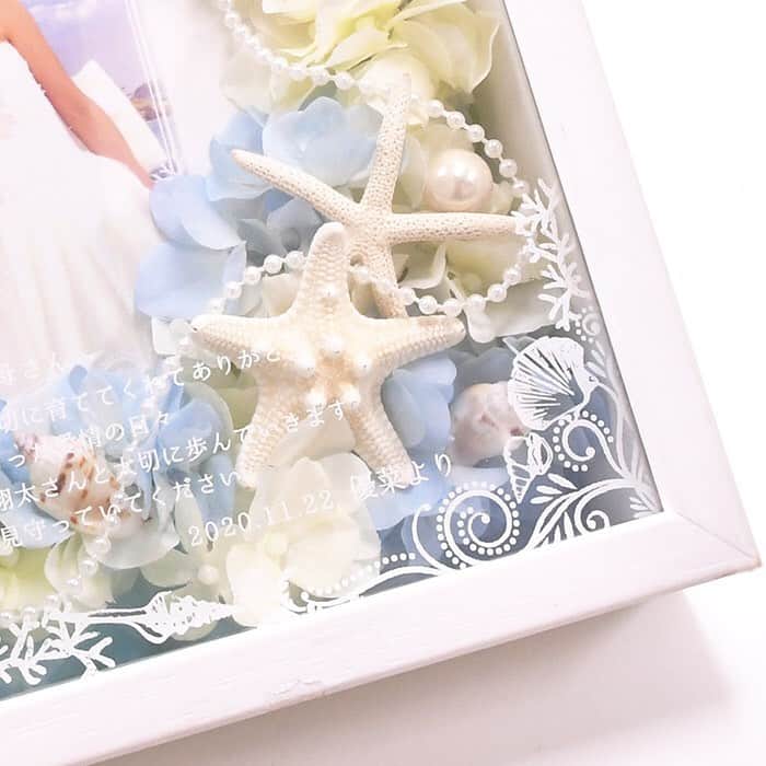プレ花嫁さんの為の結婚式アイテム通販ファルべさんのインスタグラム写真 - (プレ花嫁さんの為の結婚式アイテム通販ファルべInstagram)「リゾート婚や海テーマ婚にも🐠﻿ プルメリアの花や貝殻をあしらった大人のマーメイドアレンジの子育て感謝状💝が可愛すぎる💕﻿ ﻿ ﻿ 両親贈呈品として人気の【子育て感謝状】﻿ 今回は夏にもぴったり🏝﻿ リゾートウェディング🌺や海辺ウェディング🐠にもオススメしたい“海モチーフ🐚”を可愛くアレンジした「シェリーナ」をご紹介☝️😆﻿ ﻿ ﻿ プルメリアのお花をメインに、﻿ シェル、スターフィッシュ、パールをセンス良くアレンジに追加👍✨﻿ お花だけのアレンジとは一味違う、﻿ 大人可愛くてリゾート感たっぷりなギフトに仕上げました💝﻿ 海辺を連想させる爽やかさもありますよ🌊﻿ ﻿ ﻿ ガラス面に配置された透明フィルムにも﻿ シェル柄🐚が印刷してあるんです❣️﻿ 細かい部分にもテーマに沿ったアレンジが✨﻿ ﻿ ﻿ 人気のディズニープリンセス「アリエル」や﻿ マーメイドをテーマにした結婚式にも、﻿ 可愛くハマってくれそうな子育て感謝状です😊﻿ ﻿ ﻿ 📣実際にお選び頂いた卒花さんの声👰﻿ 「両親への贈呈品は、結婚式が決まった時点でテーマにぴったりなこちらの商品しか目に付かず即決してました💕おかげさまで両親にも喜んで頂けました。」﻿ ﻿ ﻿ お二人のウェディングのテーマに合った両親プレゼント、ファルベで探してみませんか💝✨﻿ ﻿ ﻿ 詳しくは商品をタップ☝️﻿ ーーーーーーーーーーーーーーーー﻿ ▼最新情報はプロフィールのリンクからどうぞ ﻿ @wedding_farbe ﻿ ﻿ ▼ペーパーアイテムのアカウントはこちら ﻿ @farbe_paperitem﻿ ーーーーーーーーーーーーーーーー﻿ 夏にオススメ！丸型席札うちわ好評販売中❣️﻿ @wedding_farbe のURLよりチェック☝️﻿ ーーーーーーーーーーーーーーーー﻿ ﻿ ﻿ #ファルベ #farbe #結婚式 #wedding #結婚式準備 #結婚式準備プレ花嫁 #プレ花嫁 #プレ花嫁準備 #プレ花嫁応援 #プレ花嫁さん #プレ花嫁サポート #プレ花嫁と繋がりたい #プレ花嫁デビュー #2019夏婚 #2019秋婚 #2019冬婚 #2020春婚 #2020夏婚 #2020秋婚 #2020冬婚 #令和婚 #両親贈呈品 #両親へのプレゼント #両親プレゼント #子育て感謝状 #リゾート婚 #海婚 #マーメイド #大人可愛い #海外ウェディング」7月25日 7時27分 - wedding_farbe