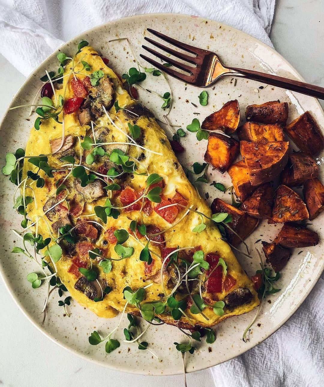 ケイラ・アイトサインズさんのインスタグラム写真 - (ケイラ・アイトサインズInstagram)「A delicious, healthy meal that can be breakfast, lunch OR dinner..? OMELETTES 😍. Omelettes are SUPER versatile and EASY to throw together. Once you've got the base ingredients, you can literally throw in ANY veg or protein that's on hand. To make a basic omelette, ALL you really need is eggs! Heat a non-stick fry pan over medium heat and lightly spray with oil. Crack a couple of eggs into a bowl and lightly whisk them with a fork. Add your favourite seasoning then pour the egg mixture into the pan and swirl to cover the base. Cook for 1–2 minutes or until the egg starts to set but is still a little raw on top. Reduce the heat to medium–low and you're ready to add your favourite ingredients. Great options include baby spinach, diced tomatoes, smoked salmon or cheese! When the edges are crisp, use a spatula to fold in half to cover the filing and cook for for another minute OR until golden brown 😃. YUM!.⁣ ⁣ https://sweat.onelink.me/VjFS/spKI⁣ ⁣ Photo Credit: @shuangys_kitchensink」7月25日 7時29分 - kayla_itsines