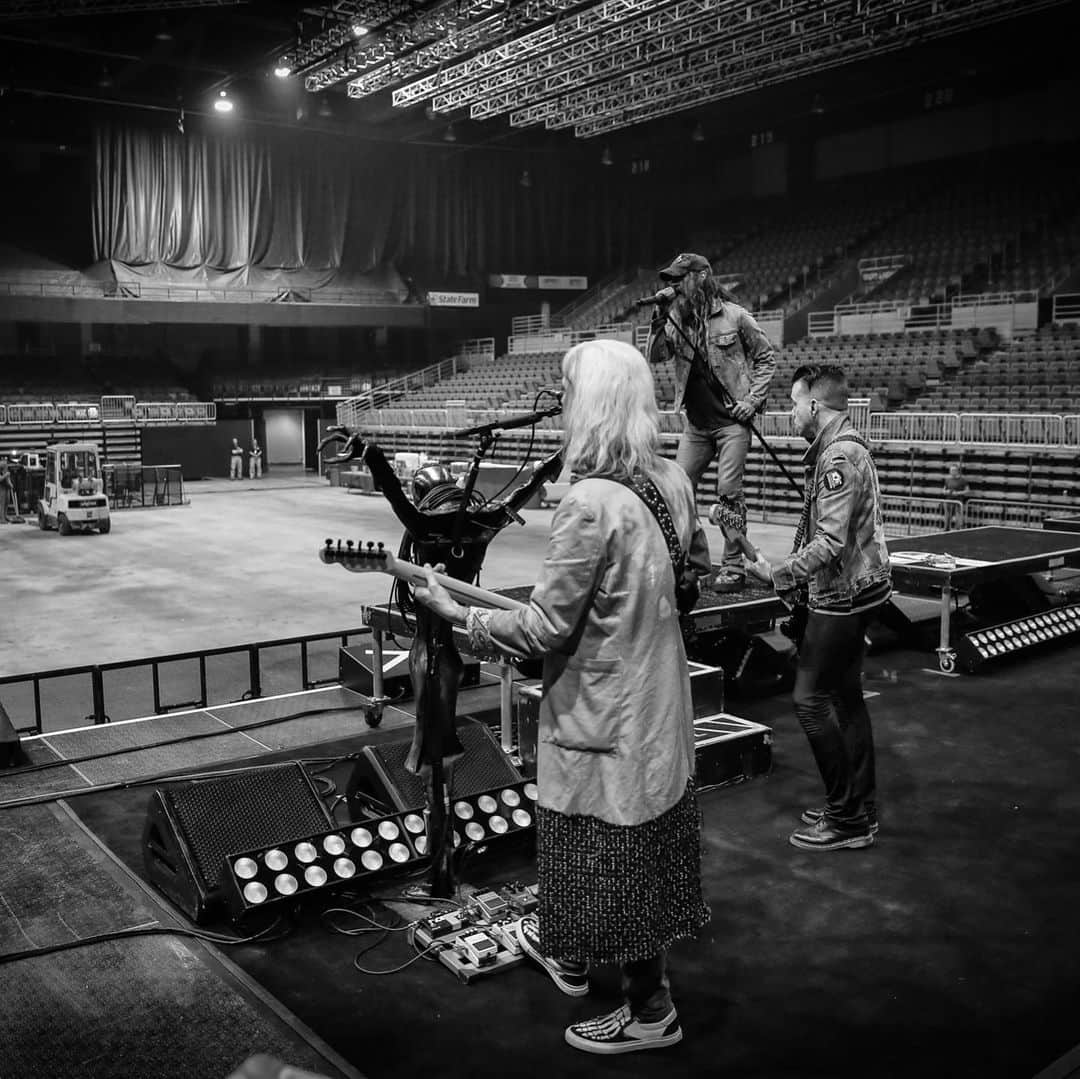 ロブ・ゾンビのインスタグラム：「Soundcheck in North Dakota! Getting ready for tonight. #robzombie #northdakota #johnfive #piggyd #gingerfish」