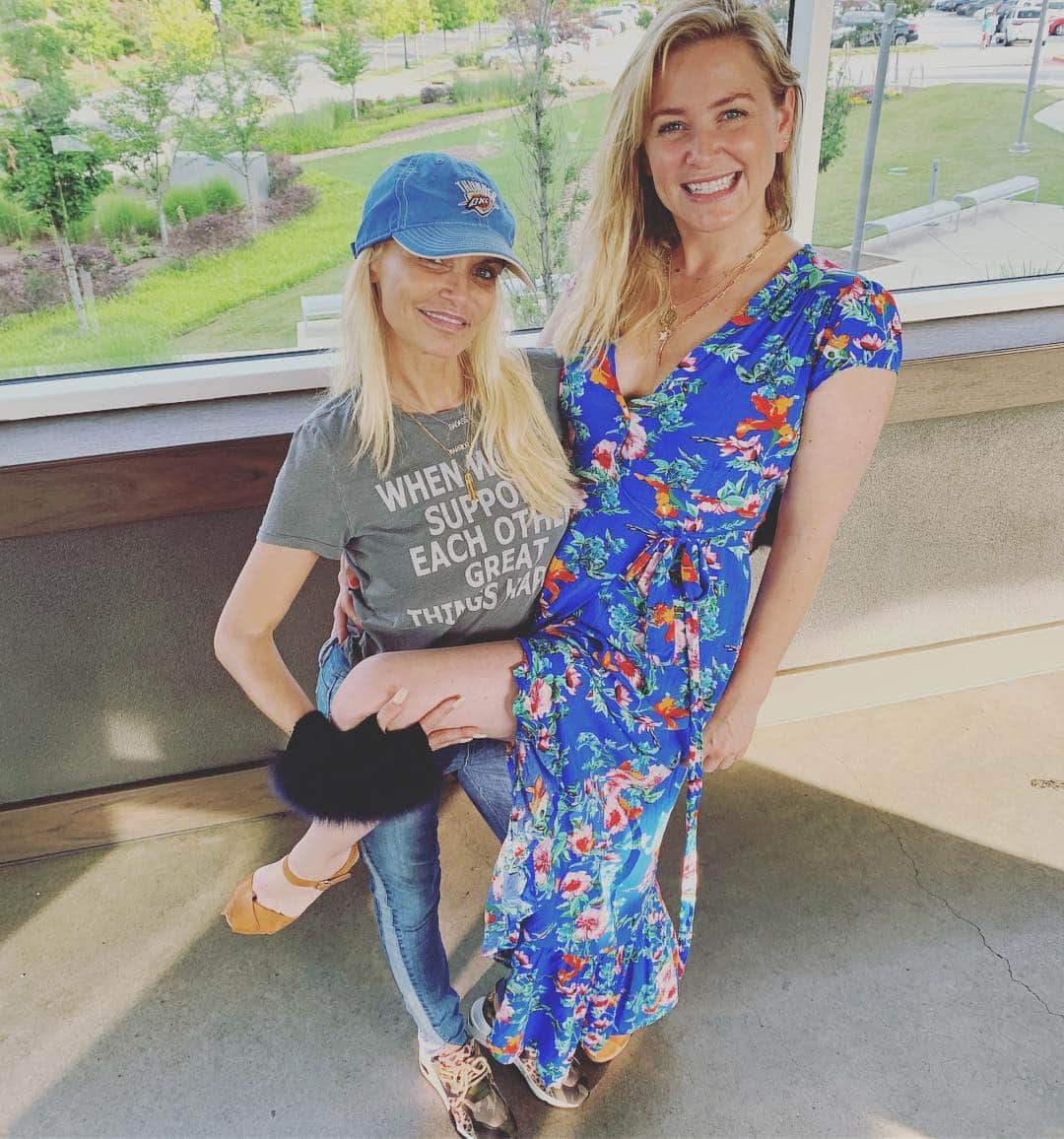 ジェシカ・キャプショーのインスタグラム：「Happy Birthday to this mighty fireball of love and talent...I am so very thrilled that you were born and even more thrilled that we came into each other’s lives.  Caps ❤️ KC FOREVAAAAHHH!!!」