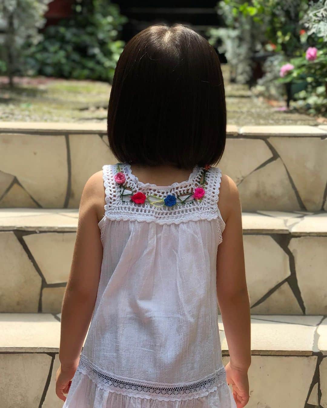 中岡由佳さんのインスタグラム写真 - (中岡由佳Instagram)「ヘアサロンで整えてもらいました。さらにカットして始めてのショートボブ。子供らしくて可愛い♡ #4y11m #eclatdaikanyama #hairstyle」7月25日 7時38分 - yuka_nakaoka