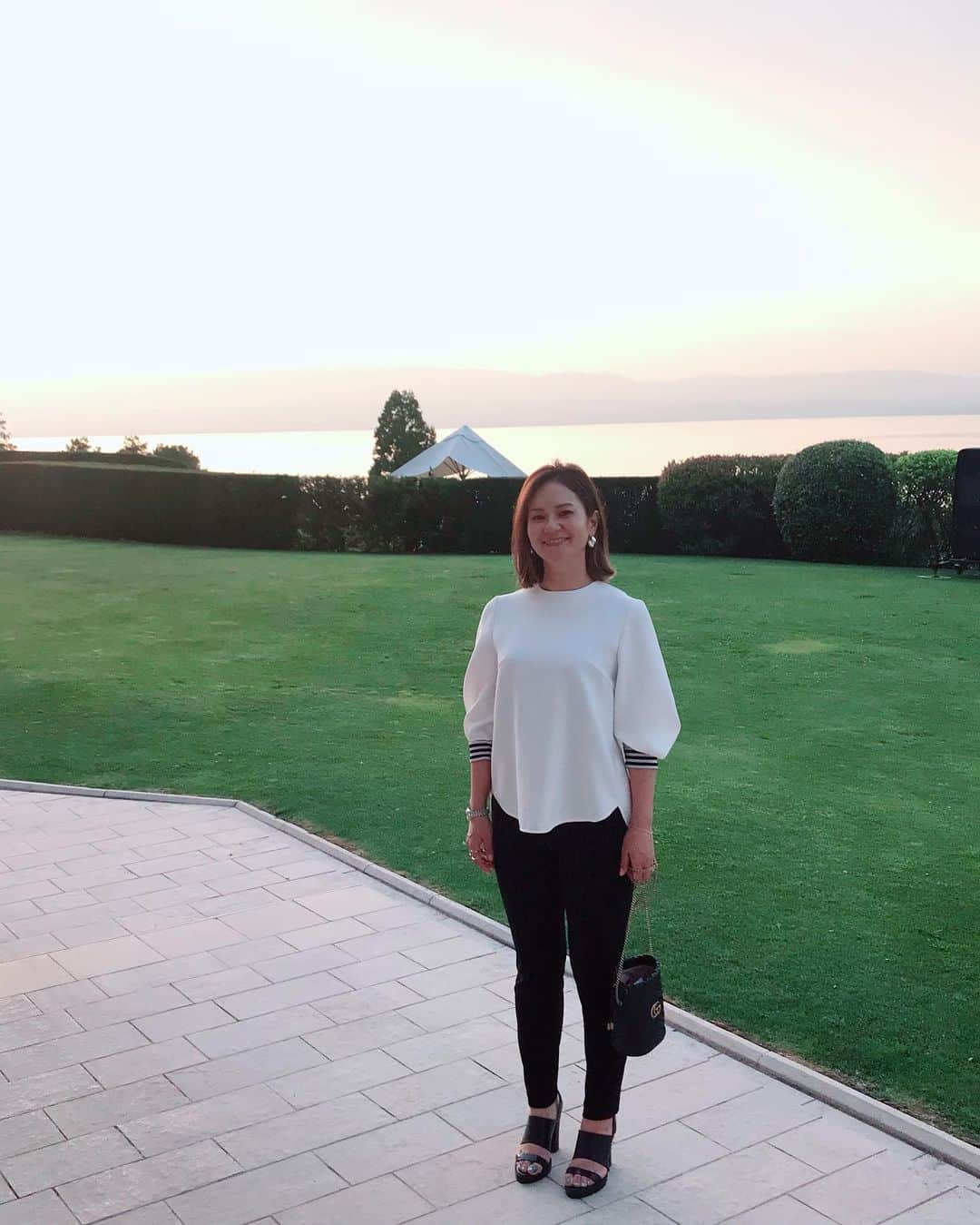 宮里藍さんのインスタグラム写真 - (宮里藍Instagram)「Got into Evian this morning! Going to the golf course in the afternoon to see my friends on the tour is absolutely great because I missed them so much!!:)) Also attending the gala dinner tonight. This is the first event to come back on the LPGA after I retired. This really makes me happy😊❤️❤️❤️ It was an honor to meet #alainboghossian in person. Not many chances to meet the #wcupchampion ! Great first day and looking forward to seeing the first round tomorrow!!! @evianchamp #magicplace #sogreatful  今朝エビアンに到着しました！午後はコースに行ってツアーの友達や、関係者に沢山のハグと近況報告が出来ました☺️✨話に夢中になって写真撮り忘れましたが。笑  夜はガラディナーへ参加して、この大会の素晴らしさを思い出し、改めて2度トロフィーを手に出来た事を嬉しく思います！個人的に #アランボゴシエン さんに会えた事、話しが出来てとても光栄でした！こういう大会を通じて色んな方と交流出来る事は本当に素晴らしい事だと思いました！！充実した初日でしたが、明日からの初日も楽しみです！！！ #メジャー大会 #引退後初のアメリカツアー #皆んなと沢山ハグして #喋りまくり #英語追いつかない 笑 #明日も楽しみ」7月25日 7時38分 - ai_miyazato