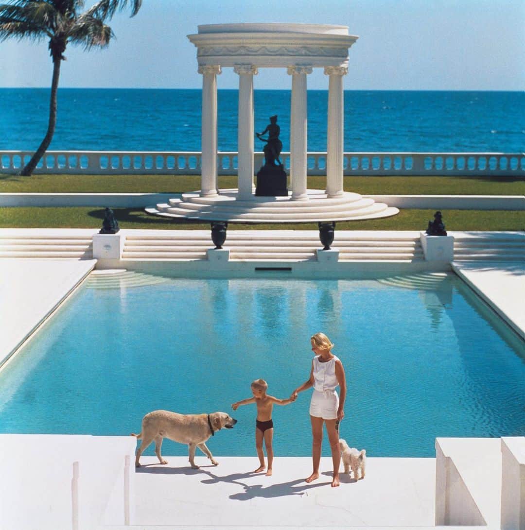 Vogue Parisさんのインスタグラム写真 - (Vogue ParisInstagram)「Slim Aarons travelled the world photographing the most glamorous people and places like this Grecian temple-inspired pool on Palm Beach that belonged to American writer C.Z. Guest, seen here with her son Alexander and their dogs in 1955 #Pool #SlimAarons」7月25日 7時38分 - voguefrance