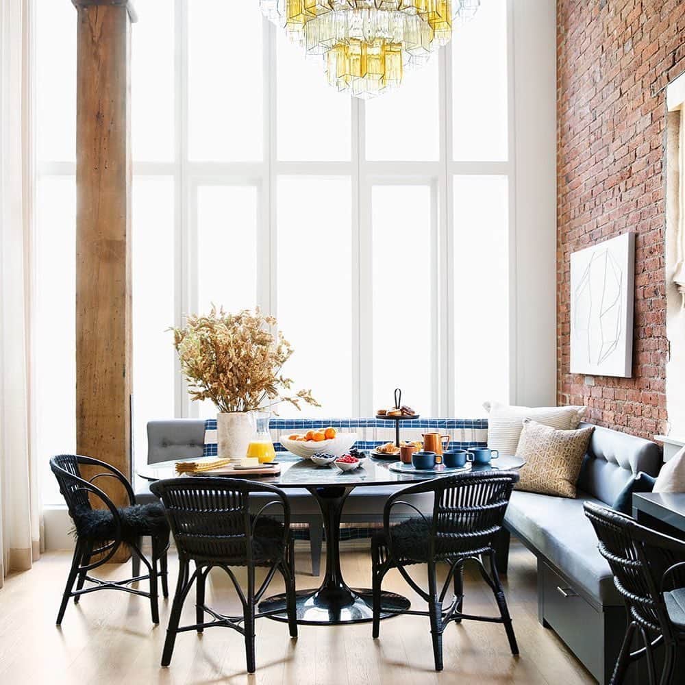 ELLE DECORさんのインスタグラム写真 - (ELLE DECORInstagram)「@bellamancinidesign’s latest project proves that open concept living truly does reign supreme. With her close friends and former neighbors as the client, Mancini transformed the large Brooklyn space into a home with many individual identities. Here, the breakfast nook features a moody-hued banquette, backed by floor-to-ceiling windows. Link in bio for the full tour. Photo: @brittanyambridge」7月25日 7時47分 - elledecor