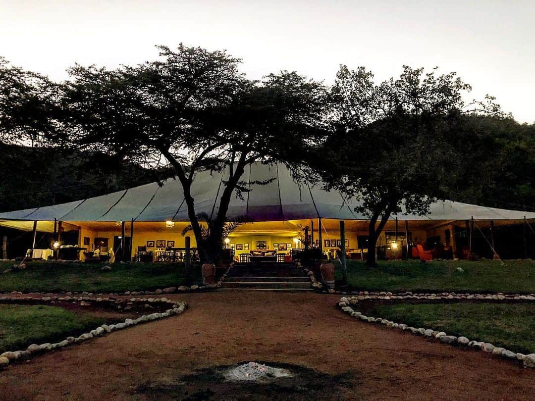 ケリスのインスタグラム：「Saying good bye to one of the best trips i have ever been on. Thank you @cottars.kenya for making this such a special trip! Don’t think our safari exeperience would have been the same if it wasn’t for your lovely host @enocksayagie His expertise led us to see the everything we hoped for and more! Until next time!」