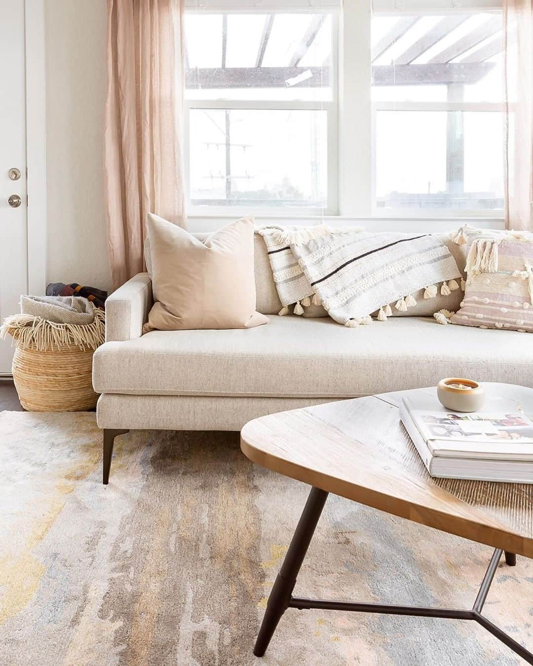 west elmさんのインスタグラム写真 - (west elmInstagram)「A mid-week breath of fresh featuring our Andes Sofa. Via @blessedlittlebungalow 🌬 📸: @laura.delacruz #livingroomgoals #minimalist #minimalistinteriors #mywestelm」7月25日 7時55分 - westelm