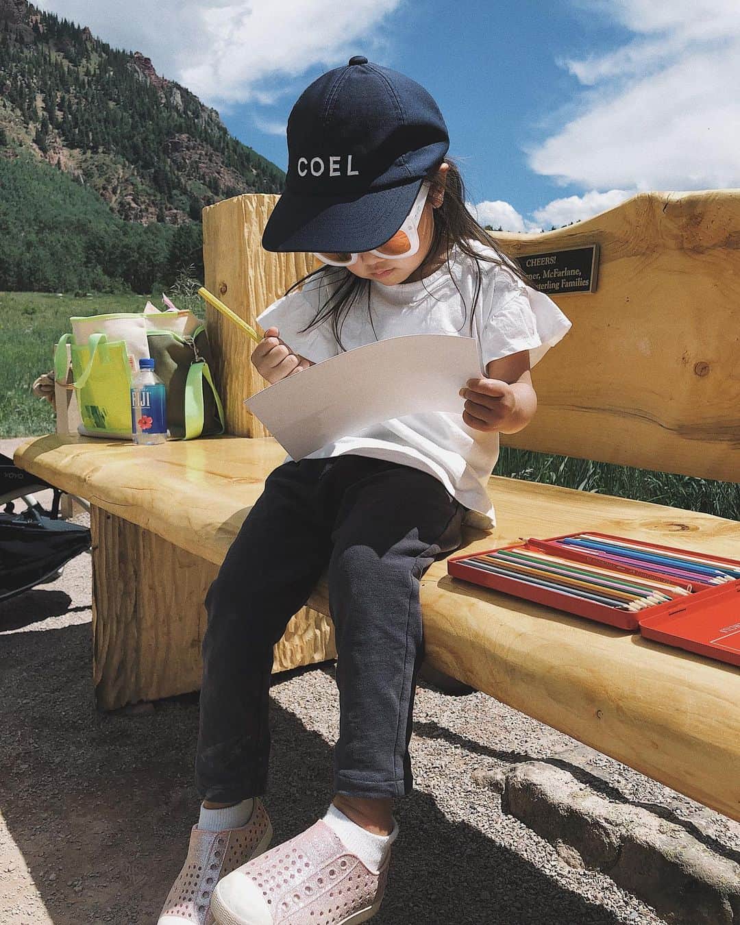 翁安芸さんのインスタグラム写真 - (翁安芸Instagram)「Drawing the beautiful Maroon Bells🏔🎨💛💚💙 山と湖が美しいマルーンベルでお絵描き。 #aspen #maroonbells #mygirl #summer」7月25日 7時57分 - akinyc